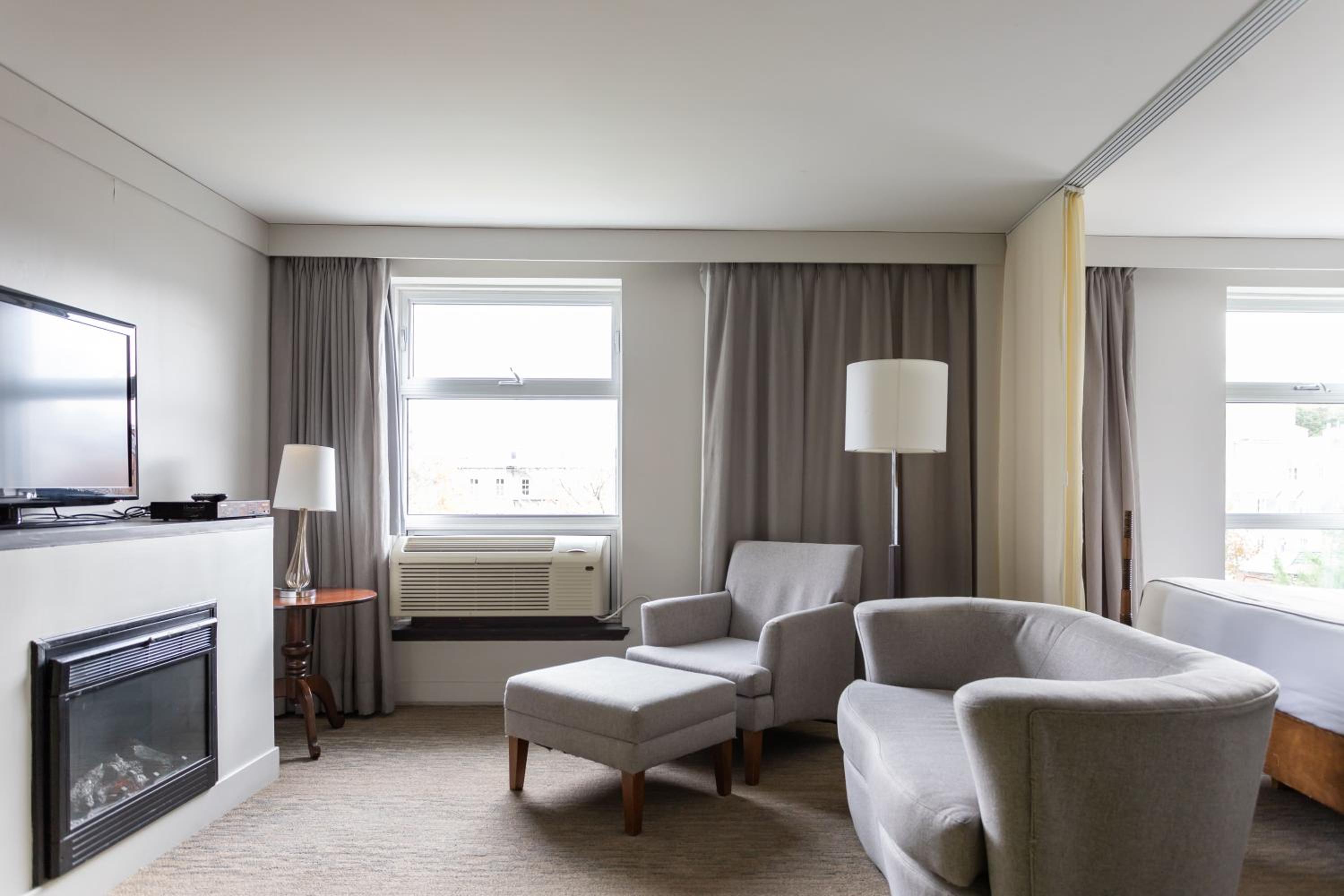 Suite with Kitchen