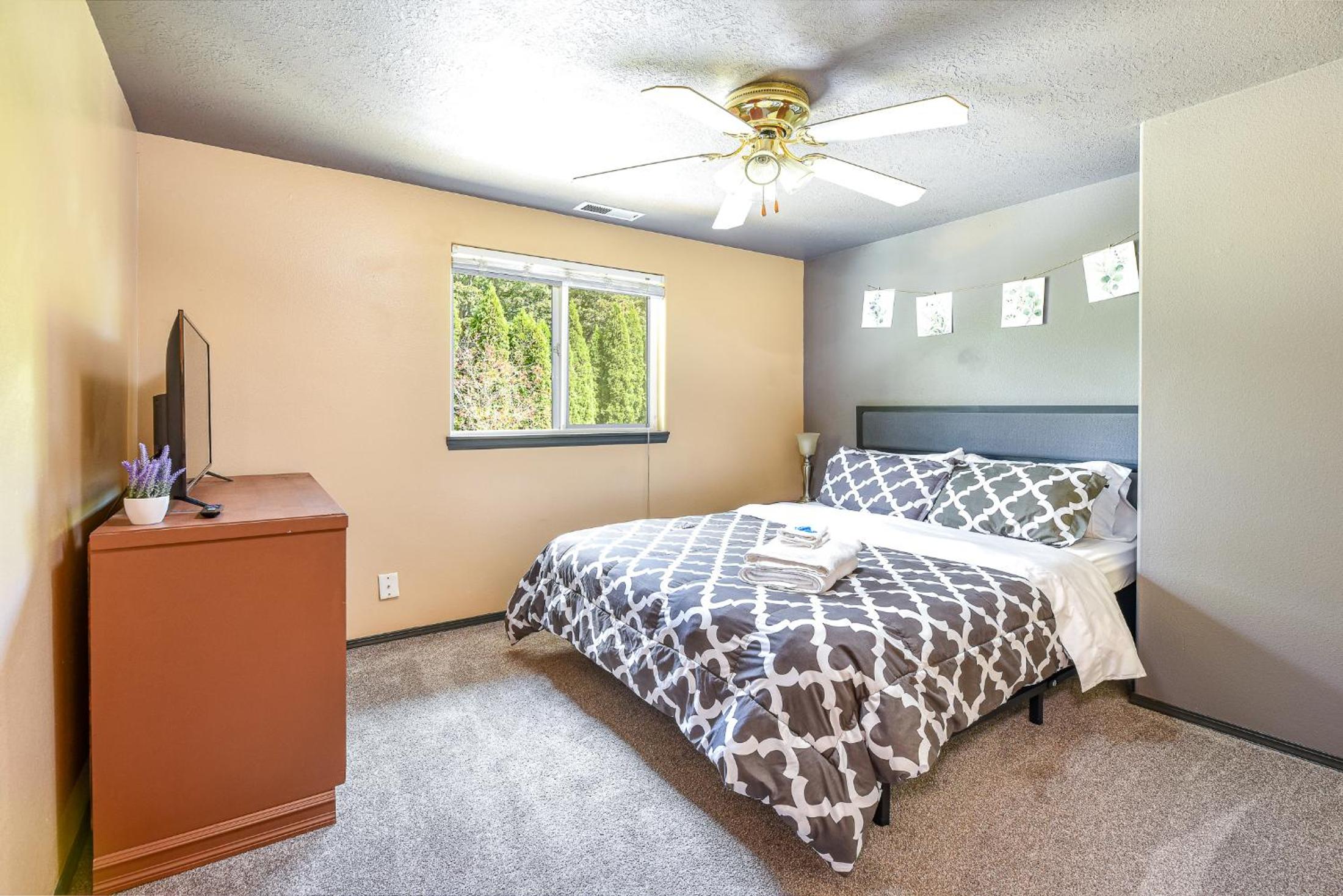 Four-Bedroom House - Photo 16