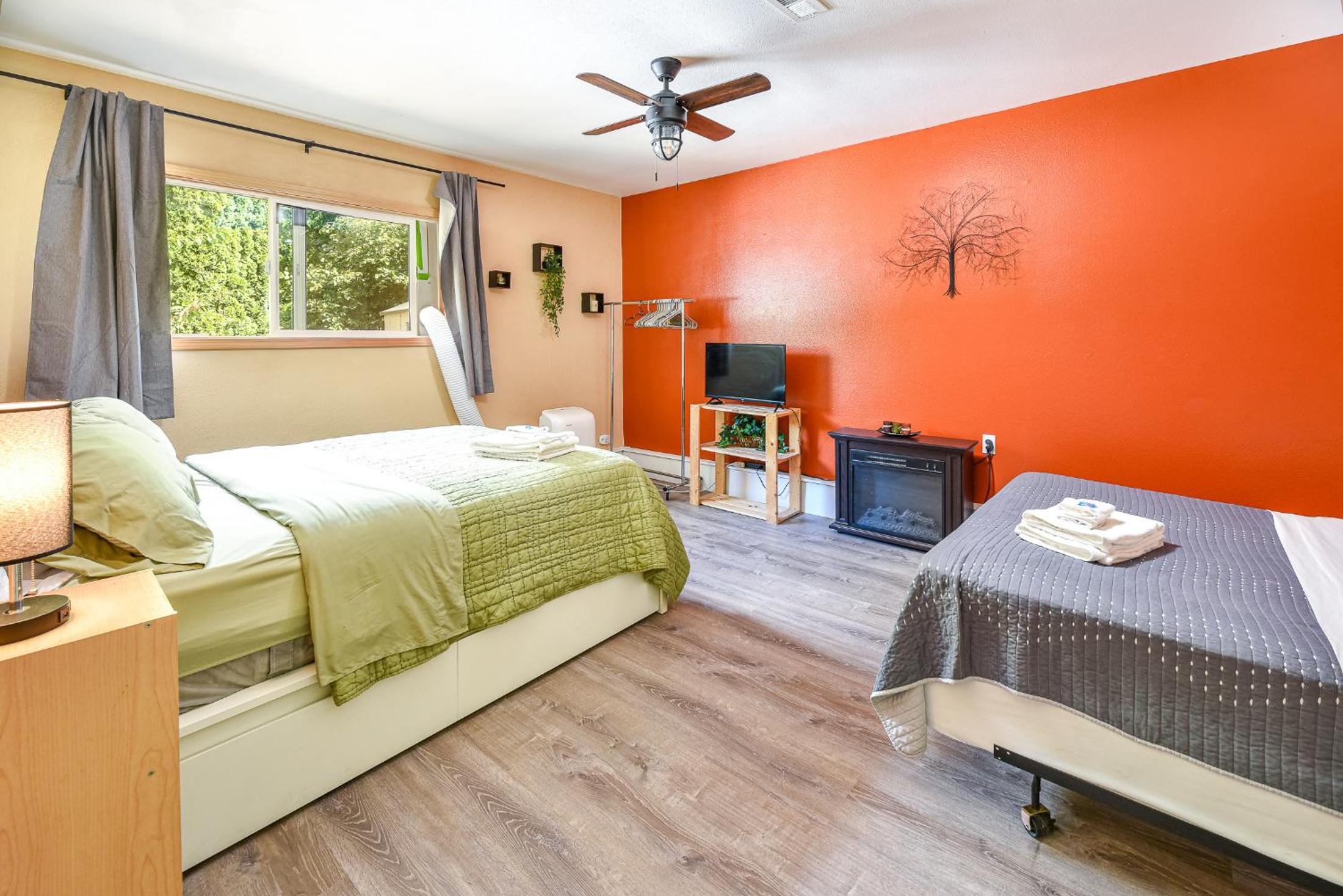 Four-Bedroom House - Photo 19