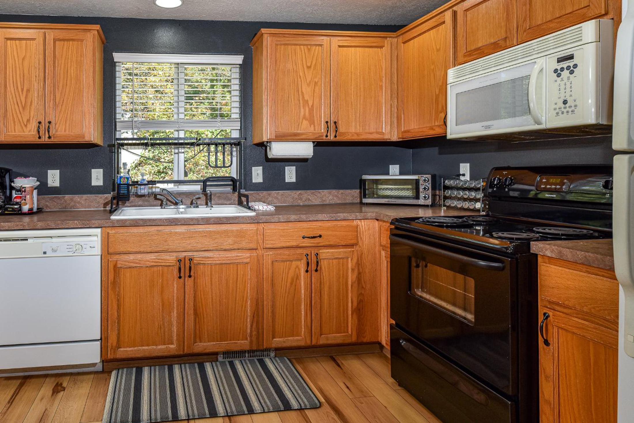 Four-Bedroom House - Photo 23