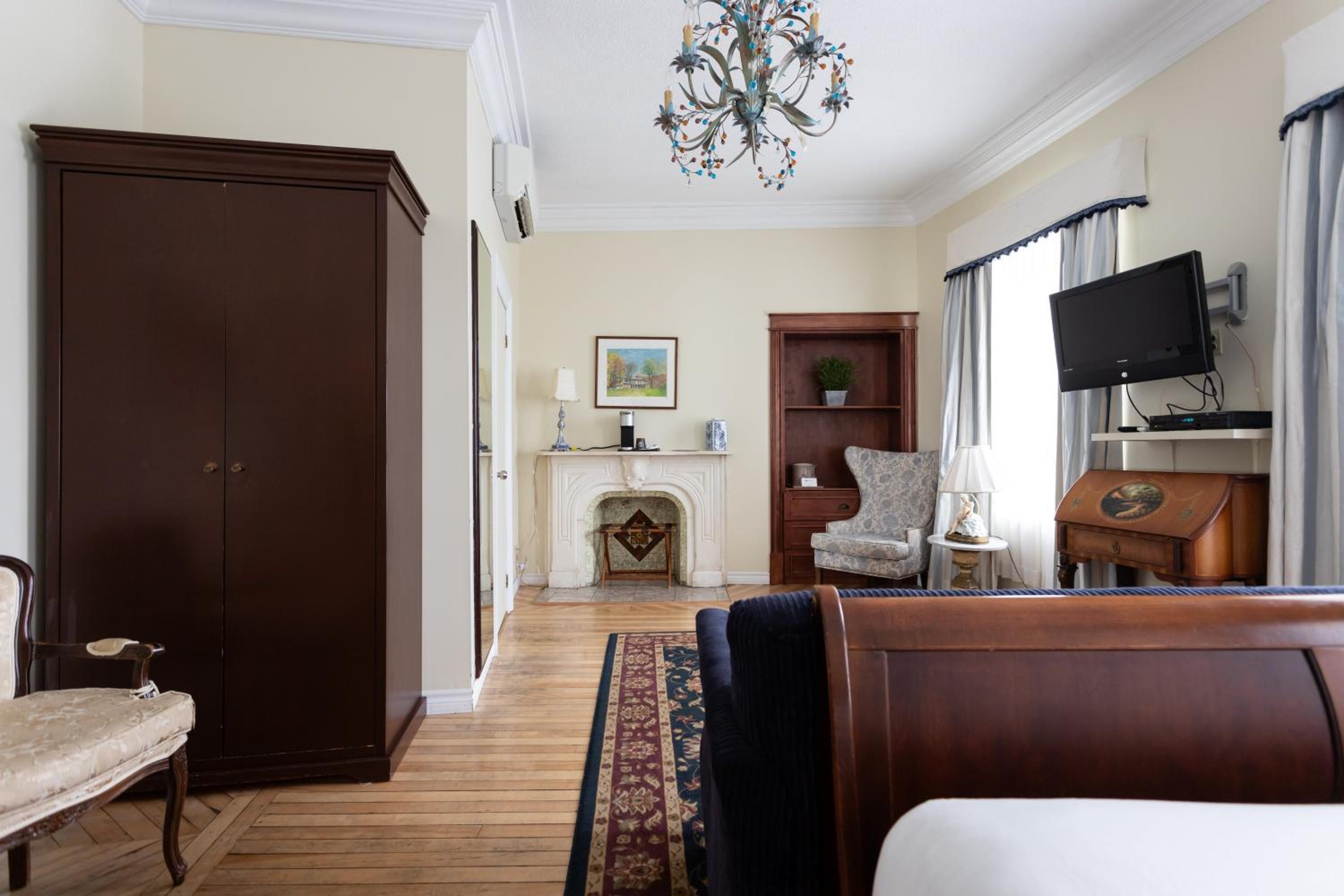Superior Queen Room thumbnail 5