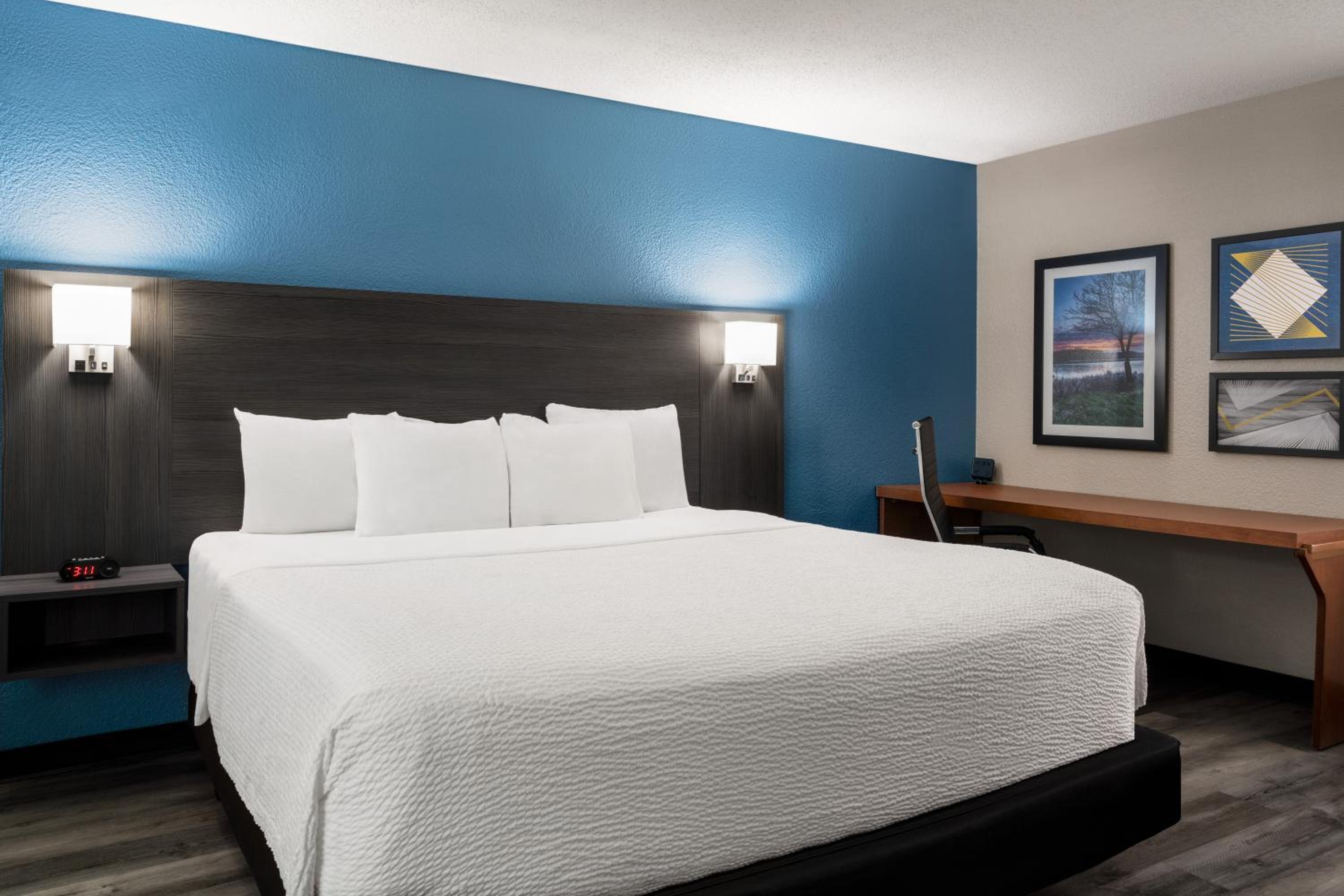 1 King Bed, Deluxe One Bedroom Suite, Non-Smoking - Photo 4