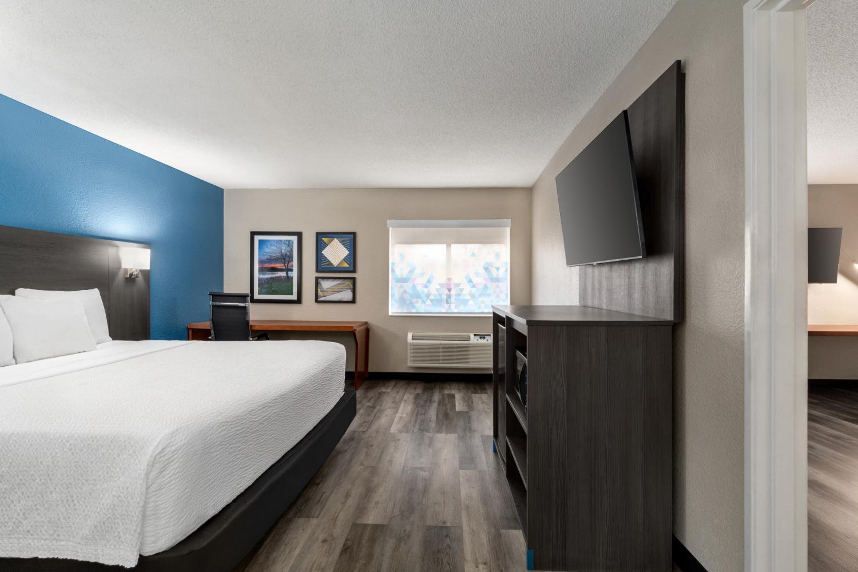 1 King Bed, Deluxe One Bedroom Suite, Non-Smoking - Photo 6