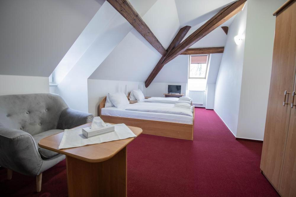 Standard Double or Twin Room - Photo 2