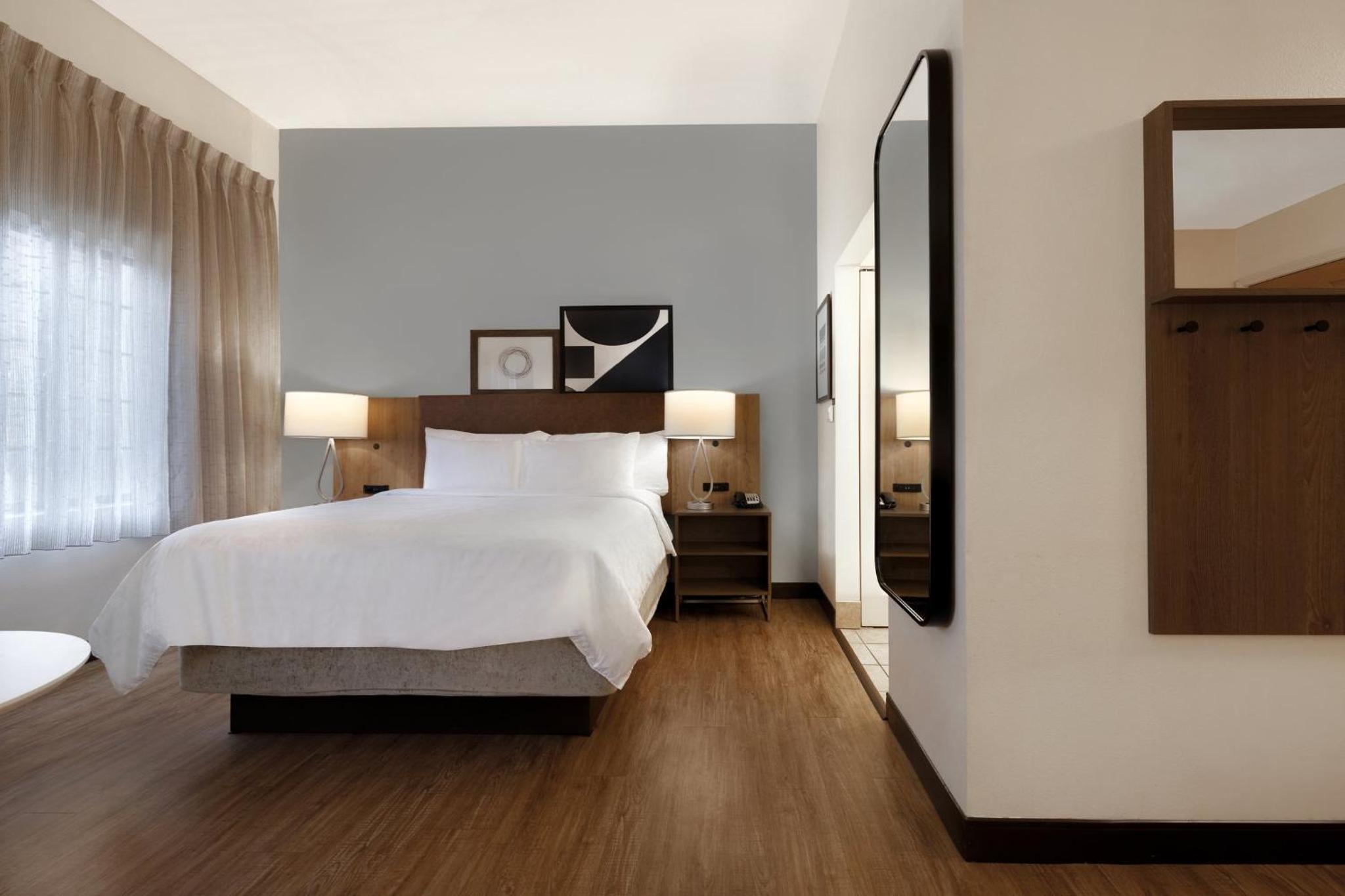 Queen Studio Suite - Photo 3
