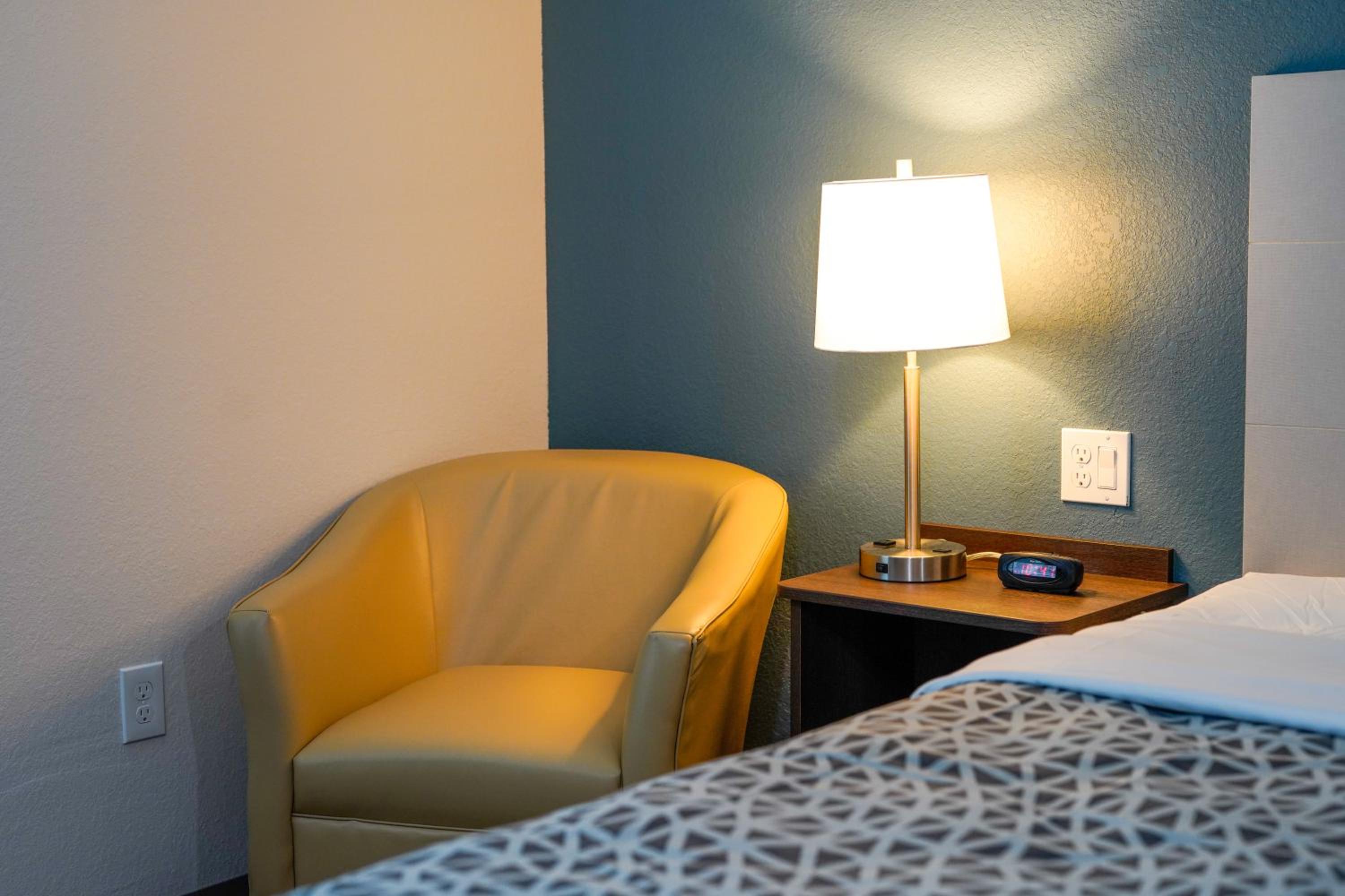 Queen Suite with Two Queen Beds - Non Smoking photo 3