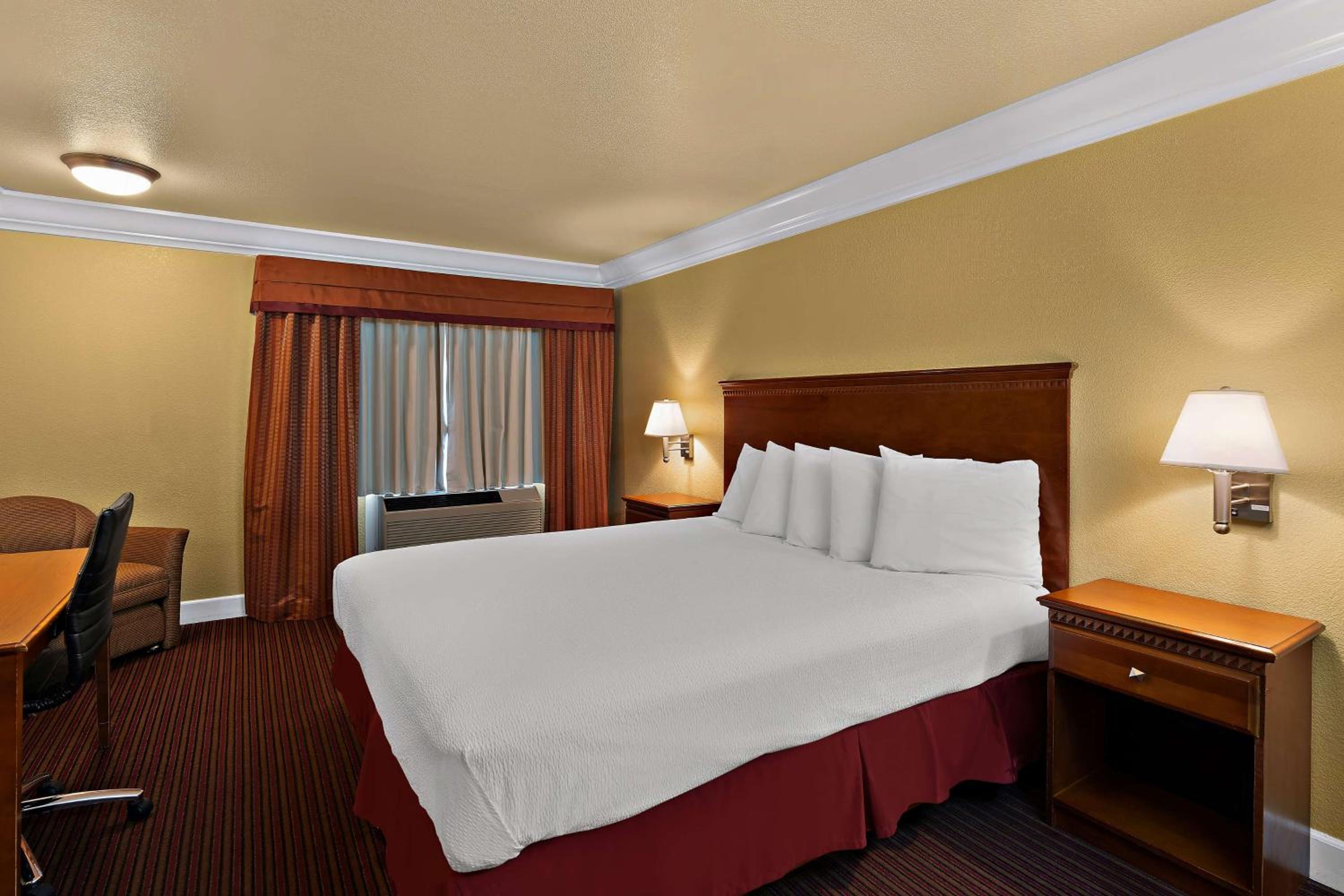King Room with Bath Tub - Disability Access/Non-Smoking