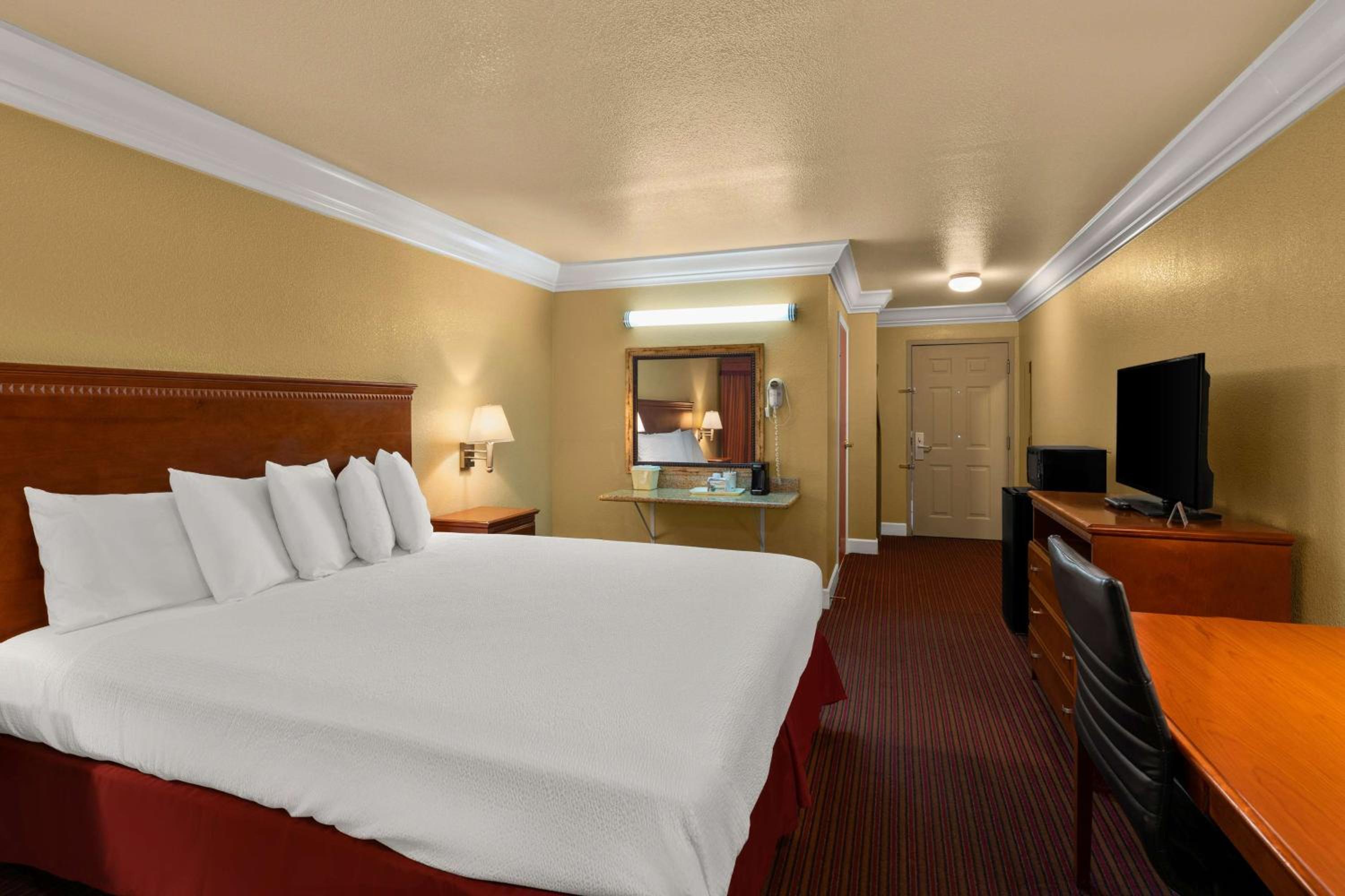 King Room with Bath Tub - Disability Access/Non-Smoking  photo 2