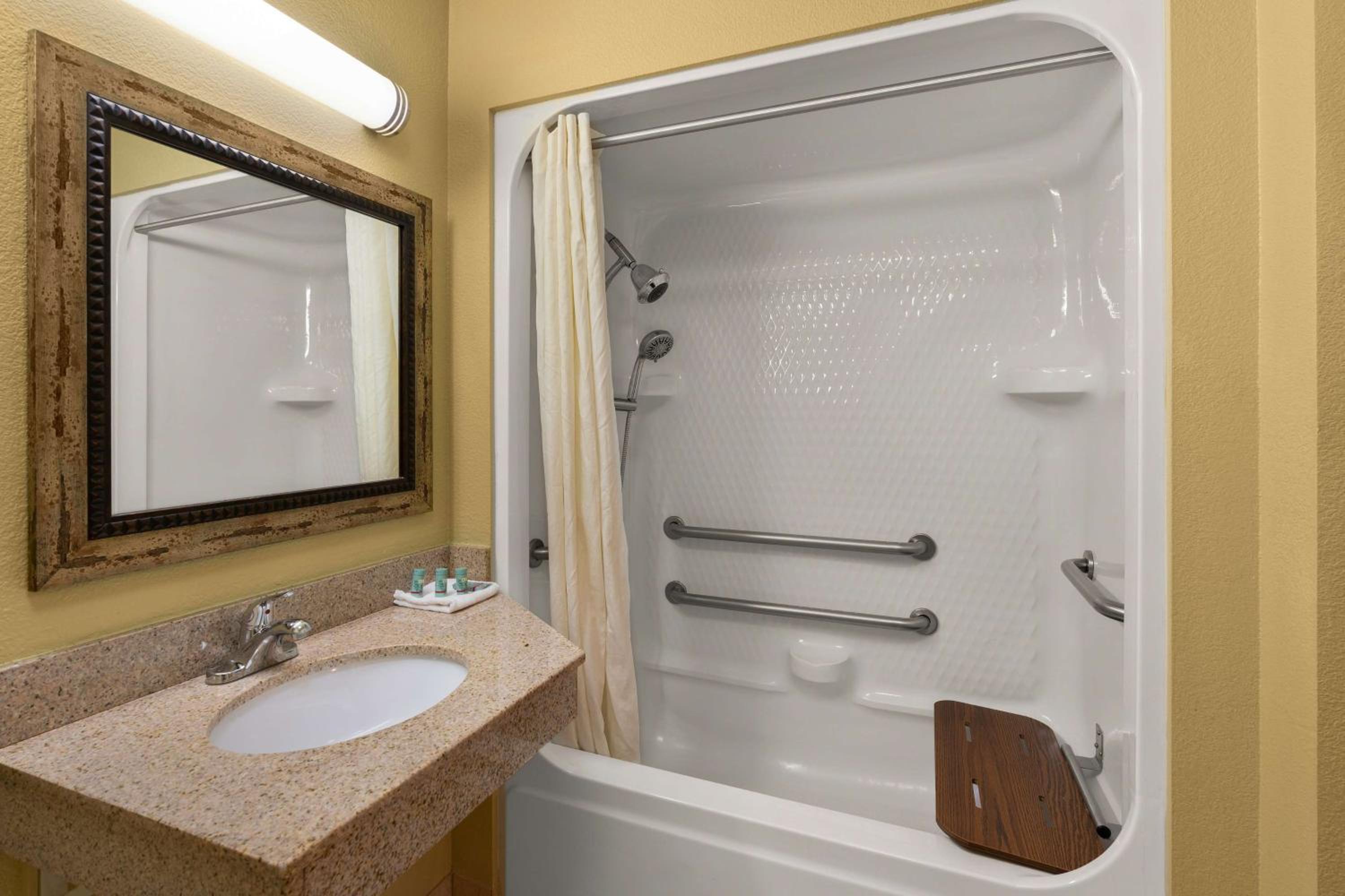 King Room with Bath Tub - Disability Access/Non-Smoking  photo 3