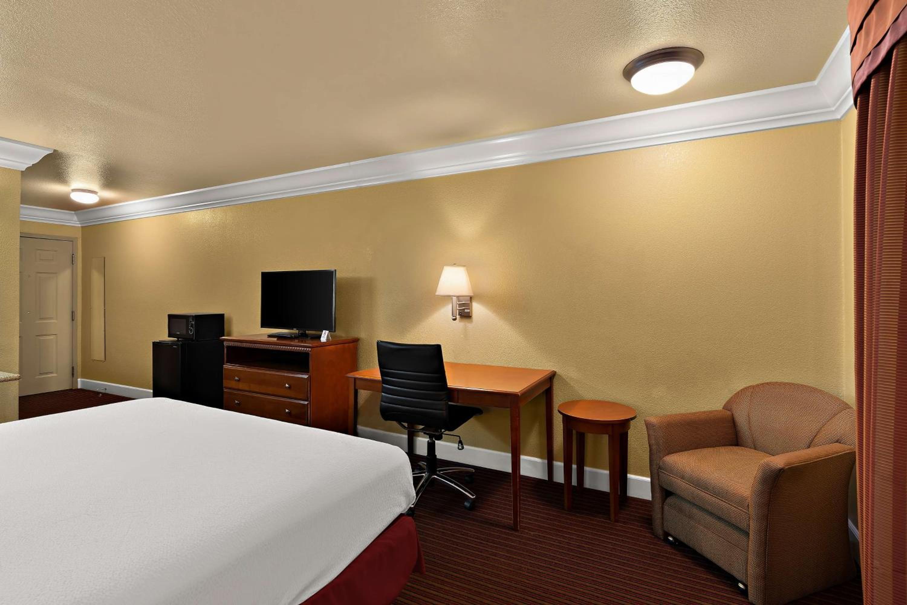 King Room - Non-Smoking photo 2