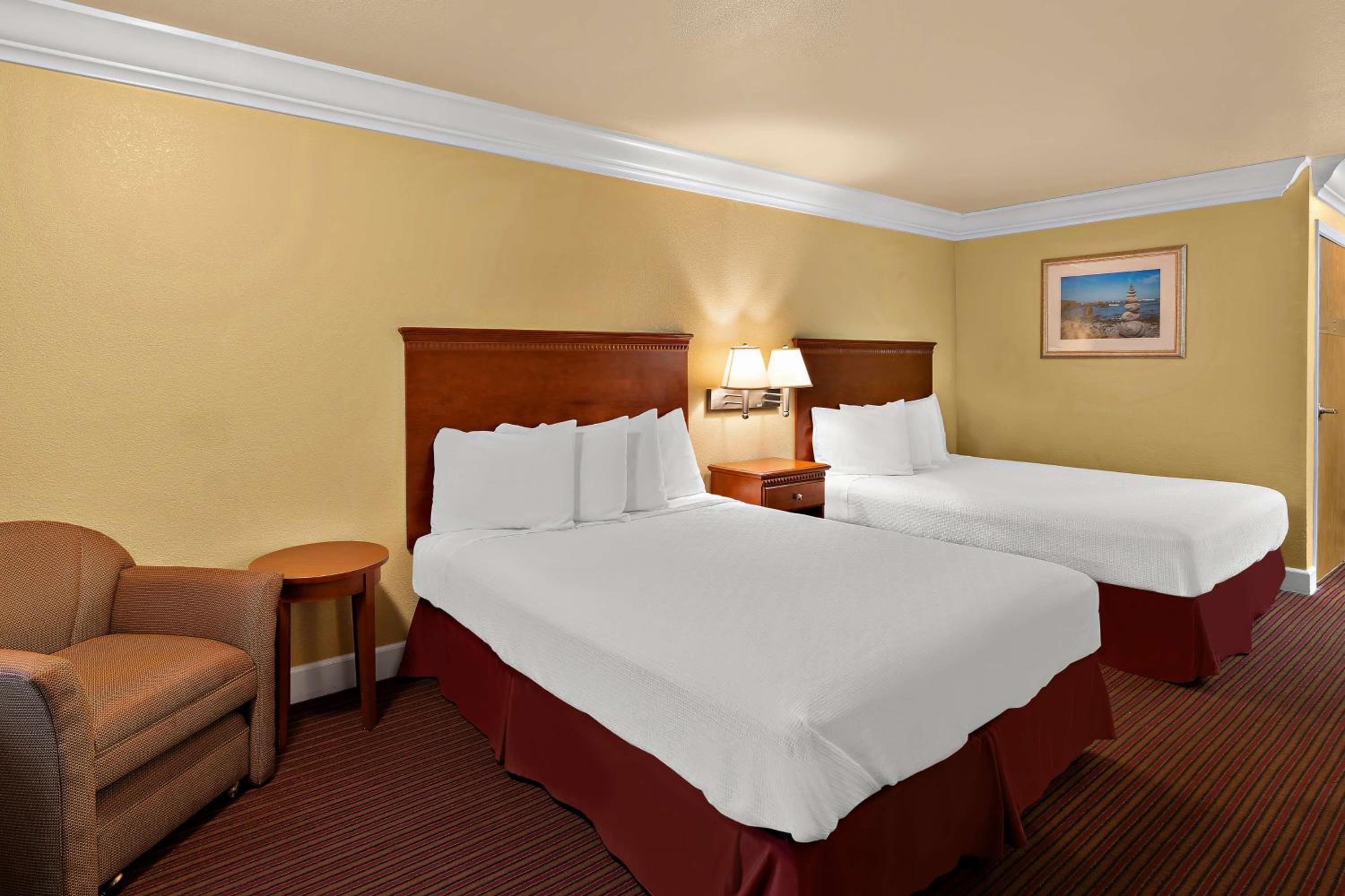 Queen Room with Two Queen Beds - Non-Smoking photo 2