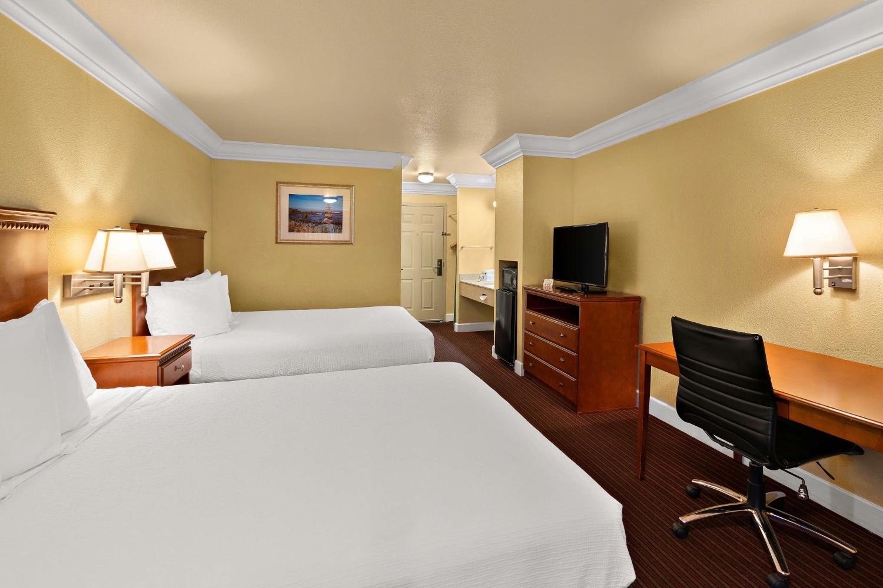Queen Room with Two Queen Beds - Non-Smoking photo 3