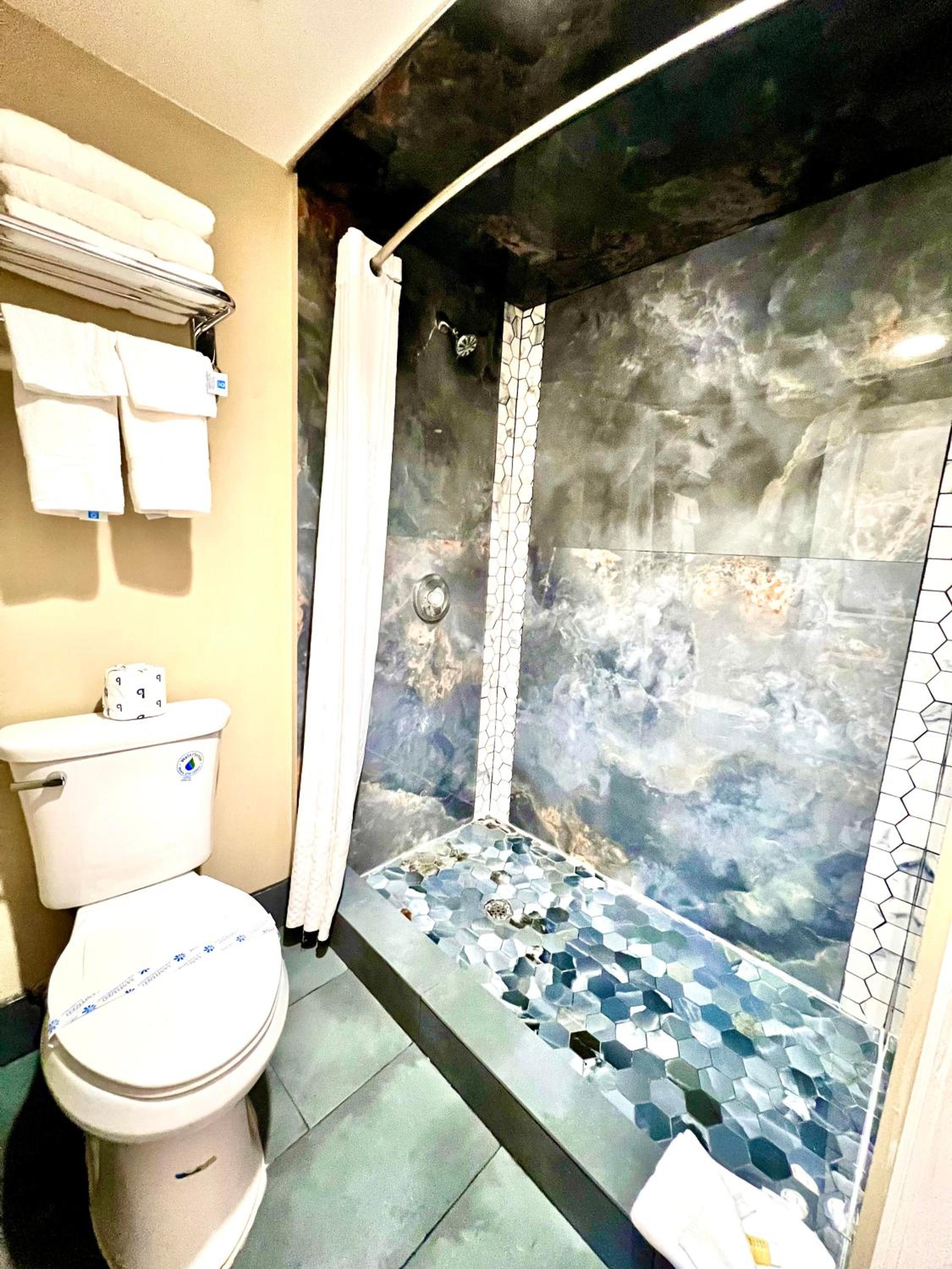 Queen Studio Suite - Non-Smoking photo 3