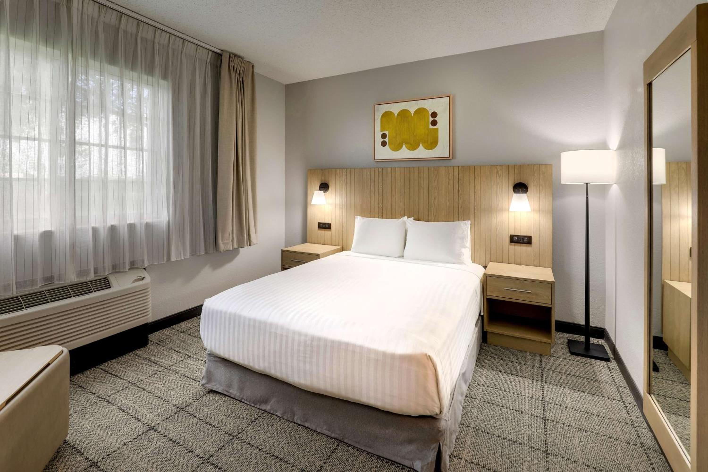 Queen Studio Suite with Bathtub - Mobility Accessible - Photo 4