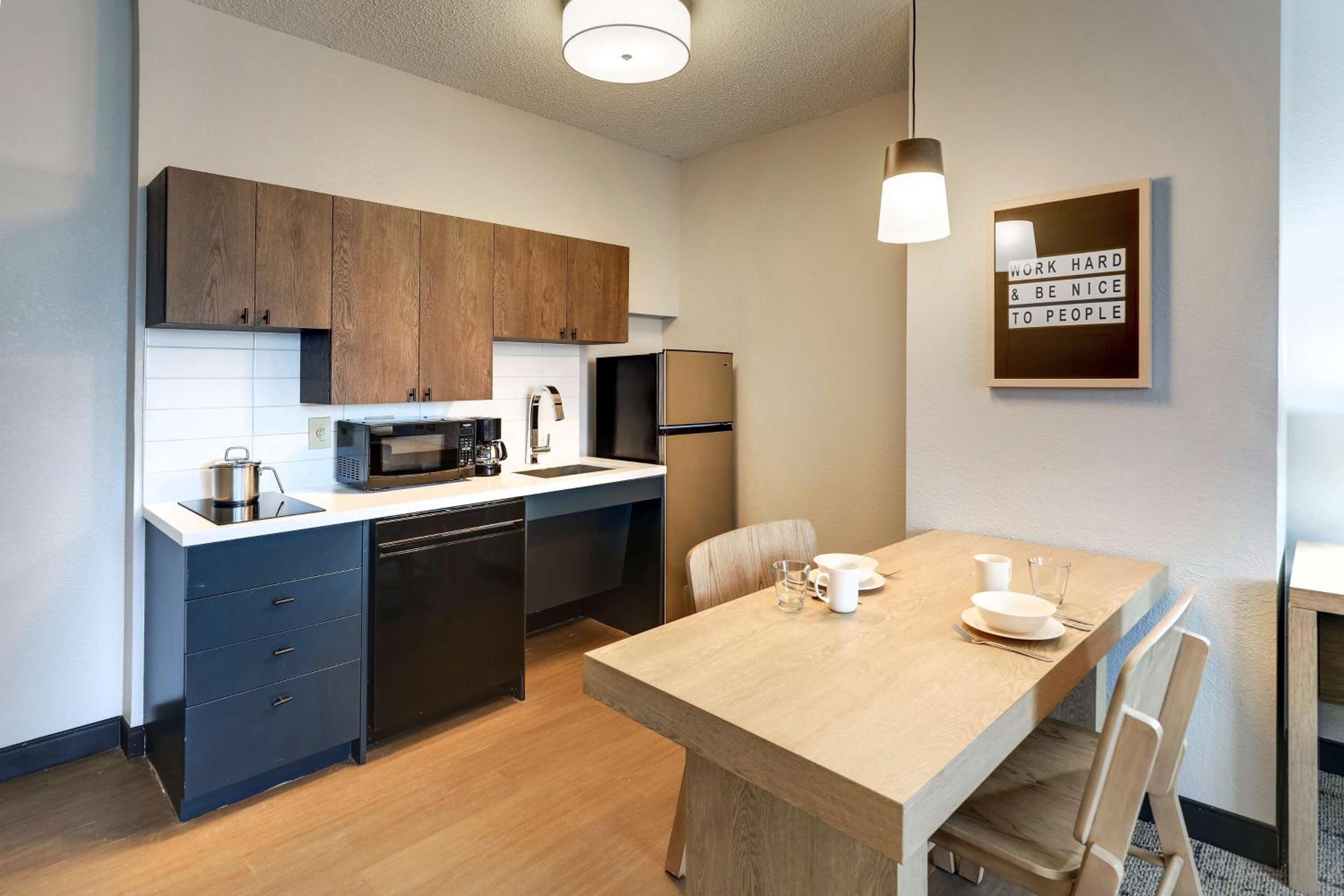One-Bedroom Queen Suite with Bathtub - Mobility Accessible - Photo 2
