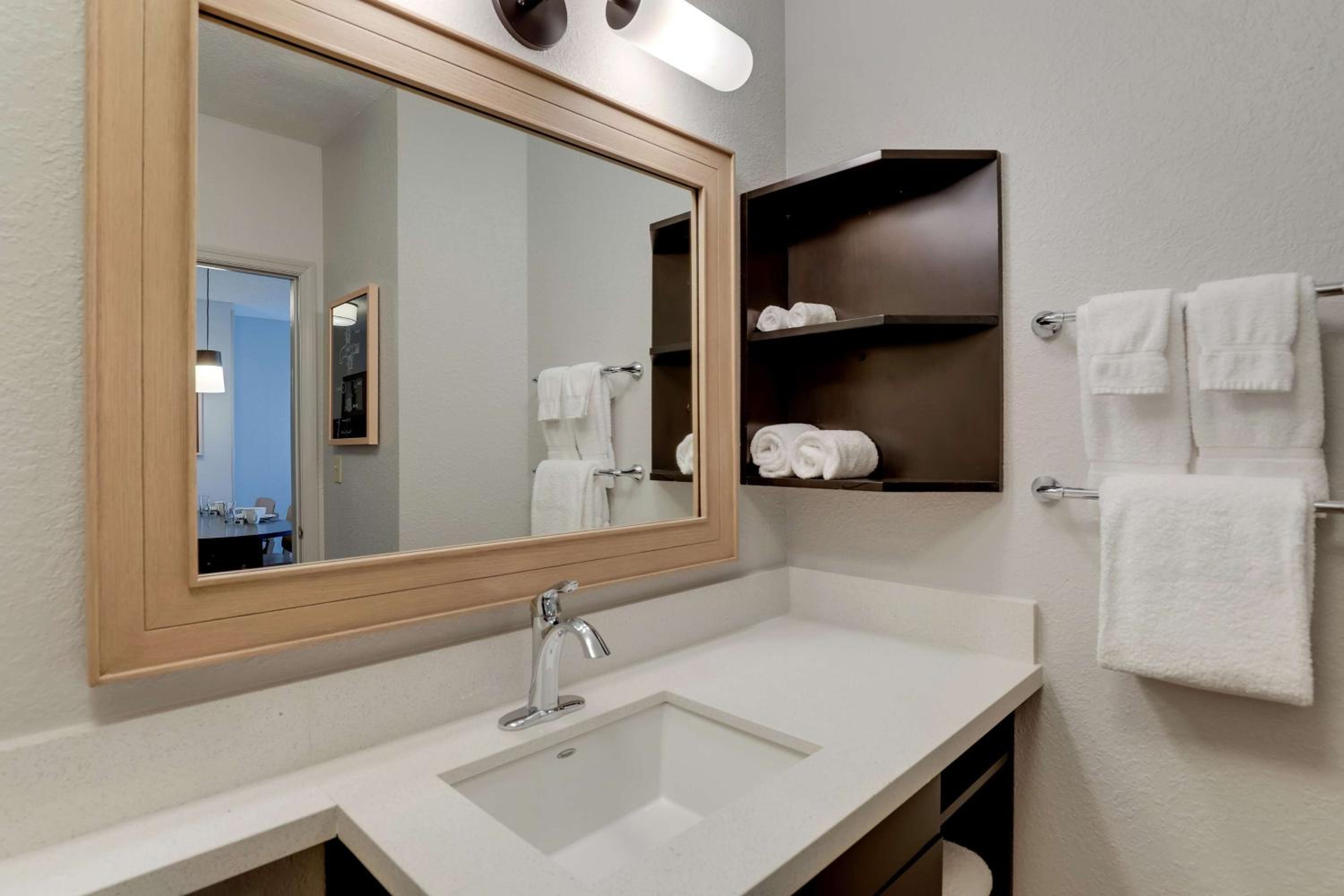 Queen Studio Suite - Photo 2