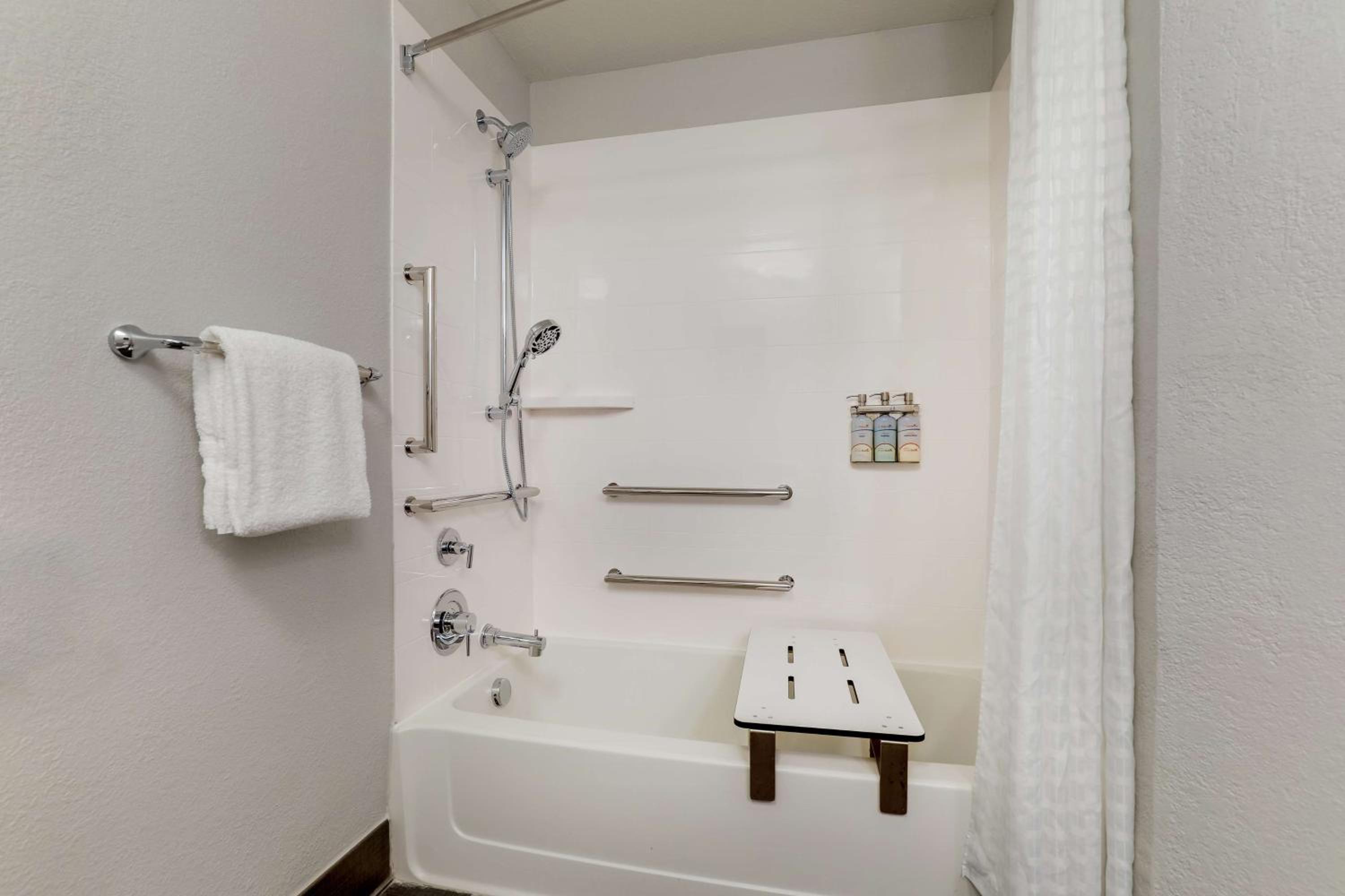 Queen Studio Suite with Bathtub - Mobility Accessible - Photo 5