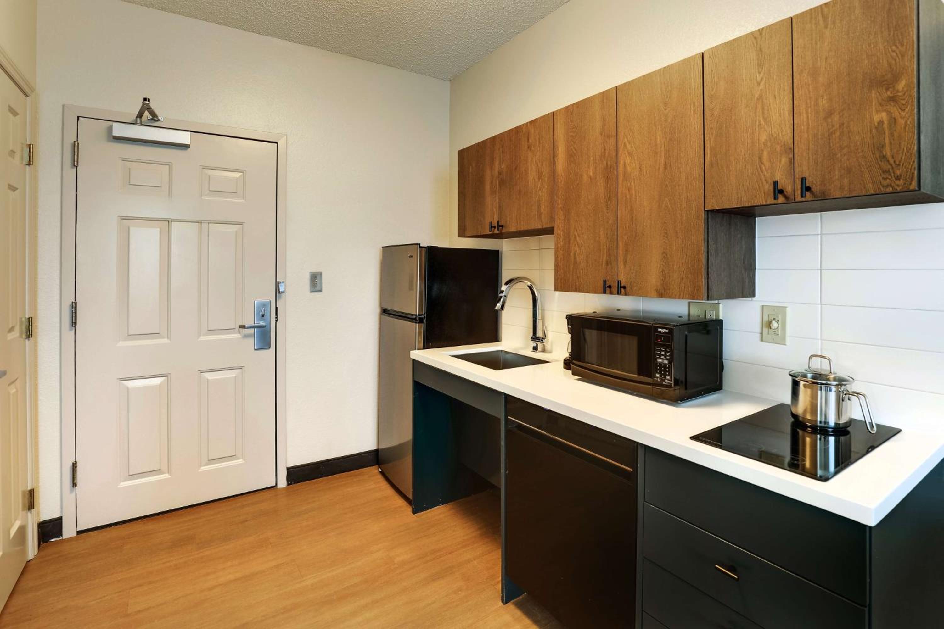Queen Studio Suite with Bathtub - Mobility Accessible - Photo 6