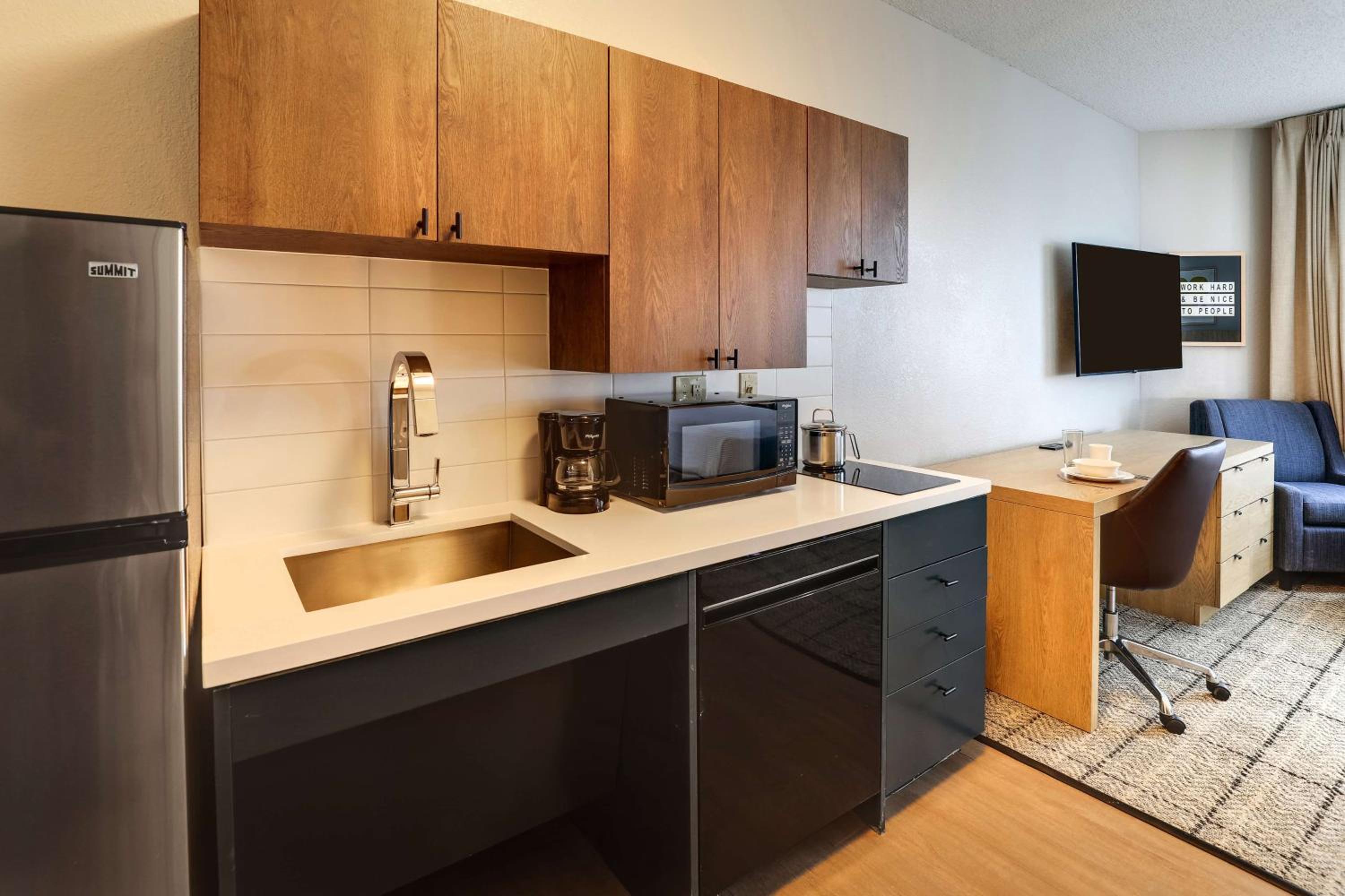 Queen Studio Suite with Bathtub - Mobility Accessible - Photo 2