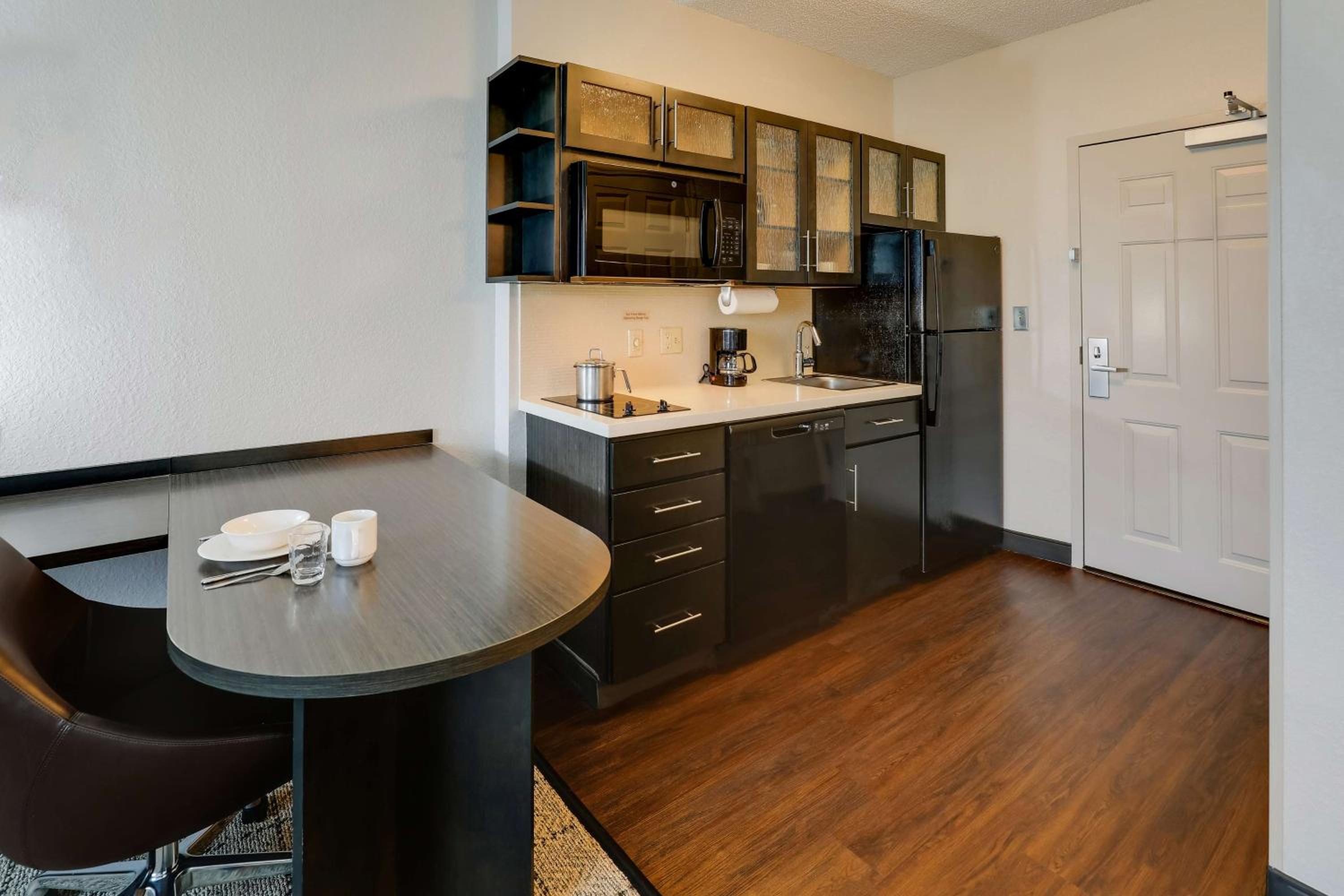 Queen Studio Suite - Photo 3