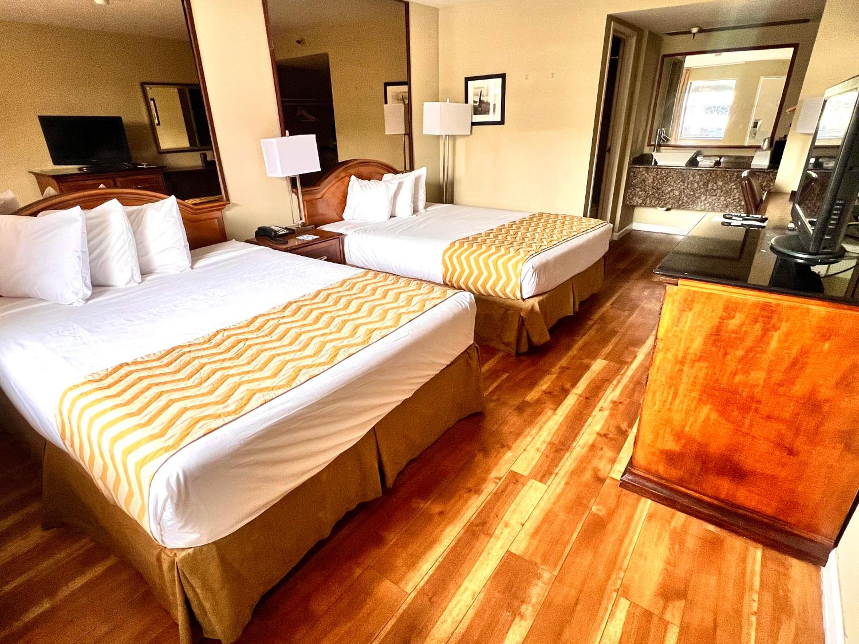 Queen Room with Two Queen Beds - Non-Smoking photo 2