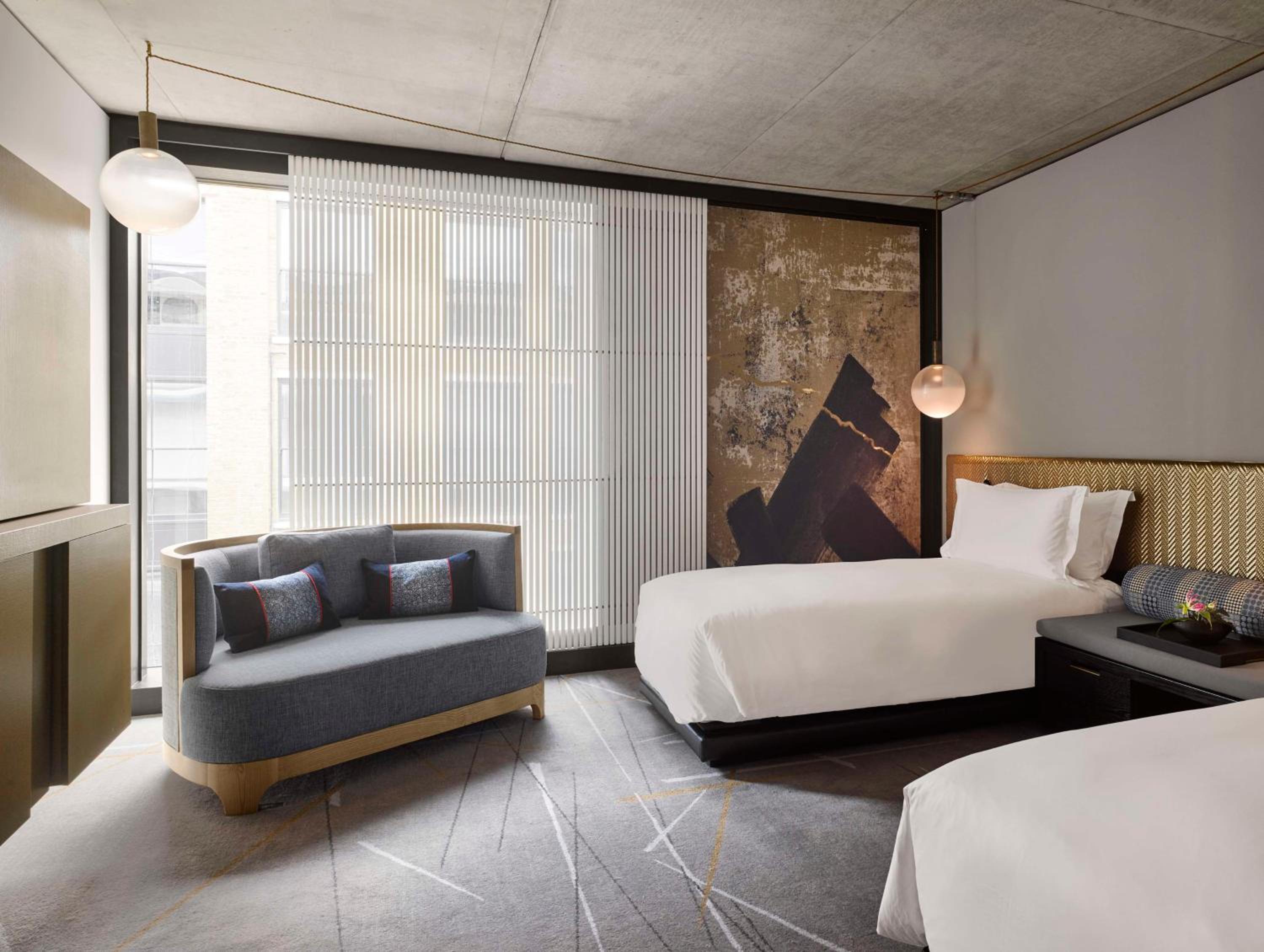 Premium Twin Room thumbnail 6