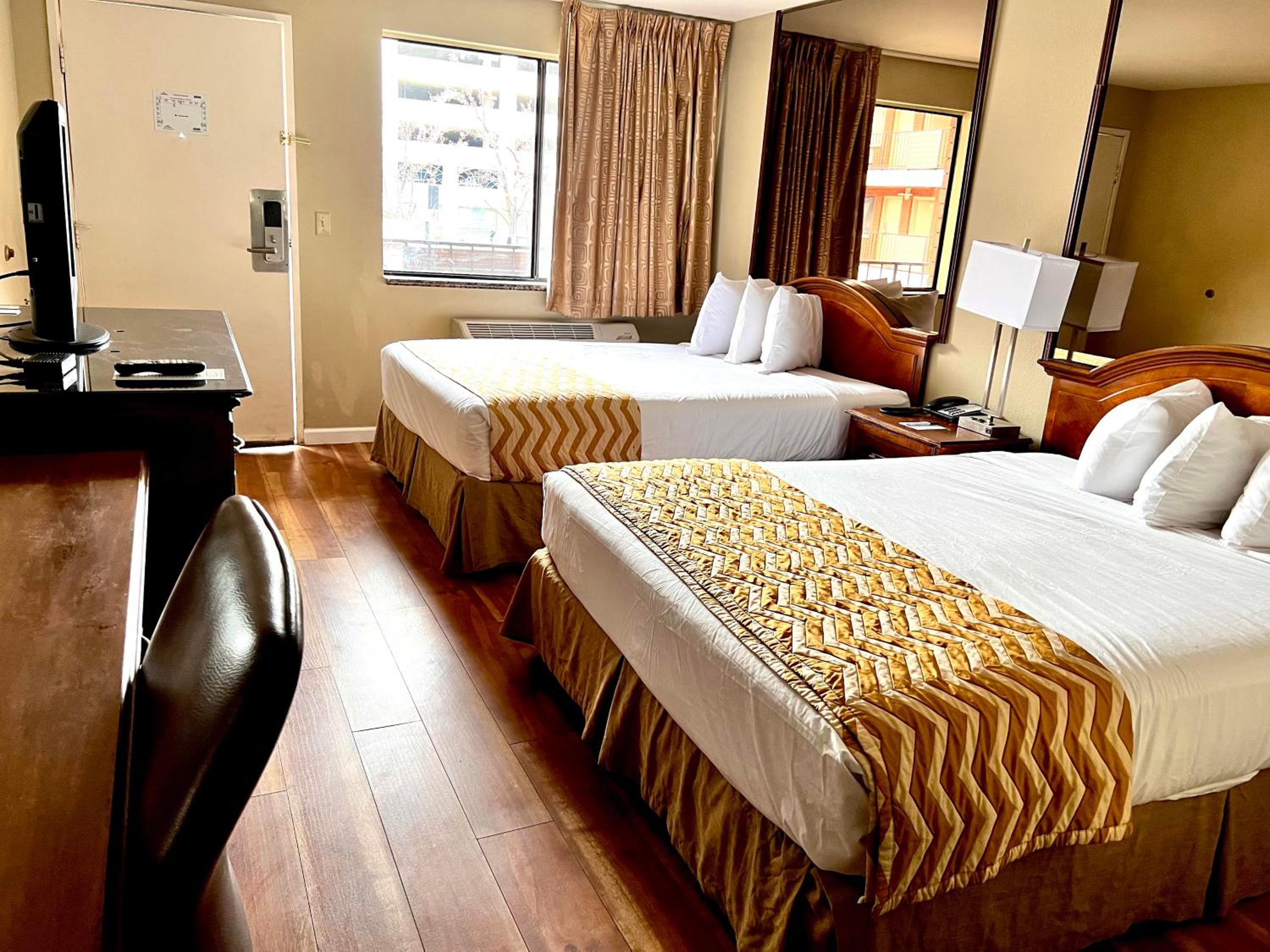 Queen Room with Two Queen Beds - Non-Smoking photo 1