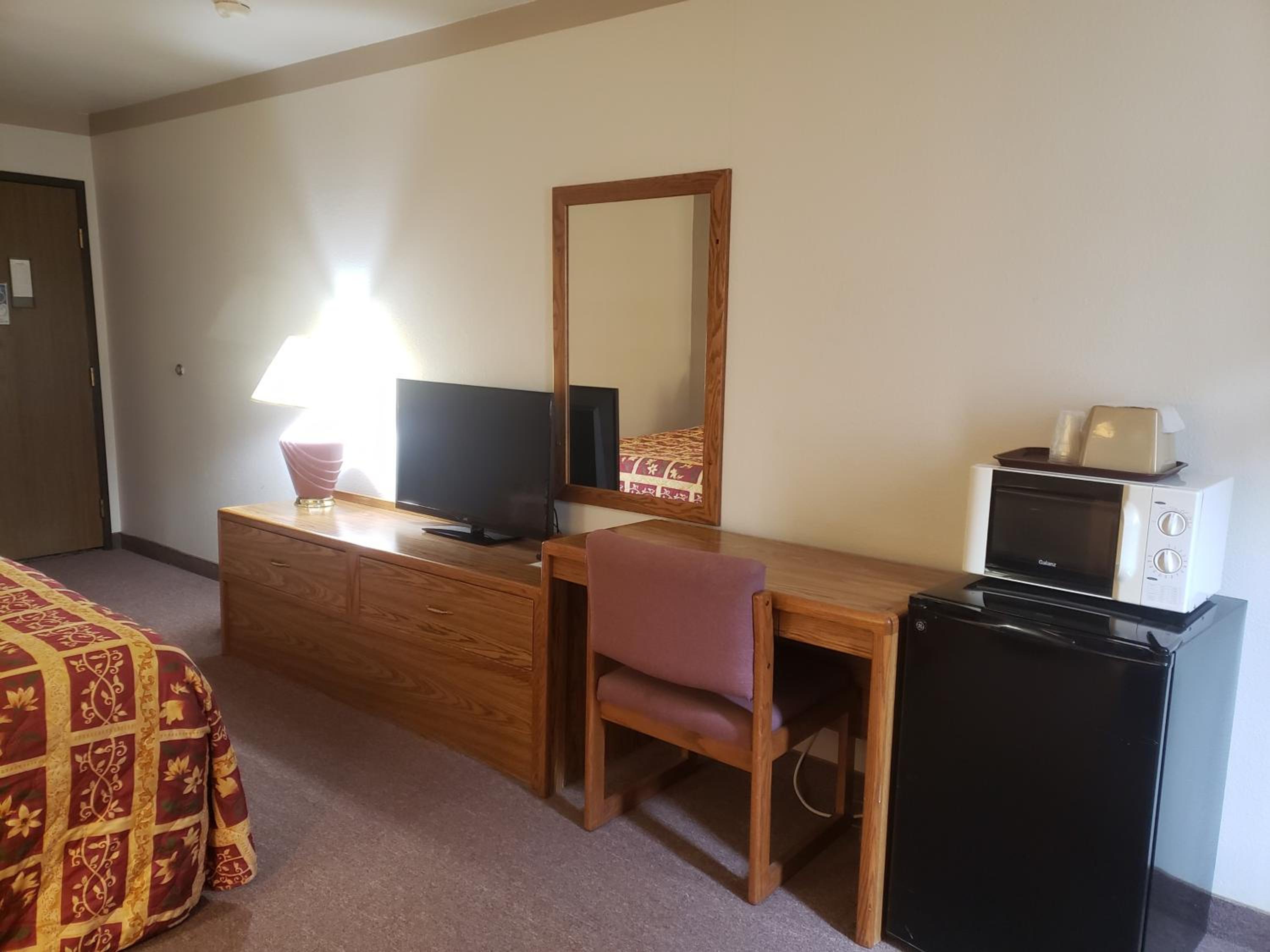 Deluxe King Suite - Photo 3
