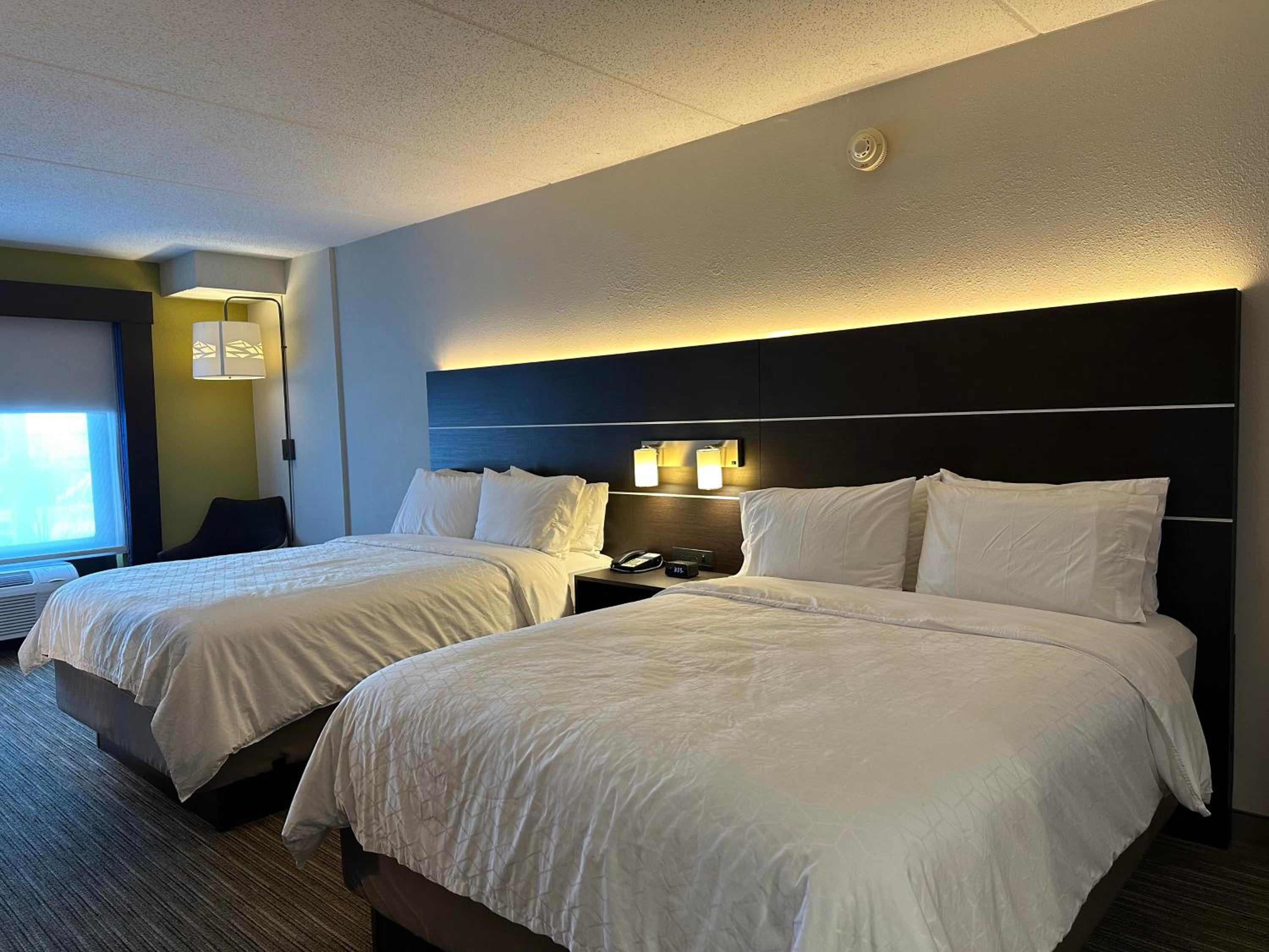 Standard Room with Two Queen Beds - Photo 3
