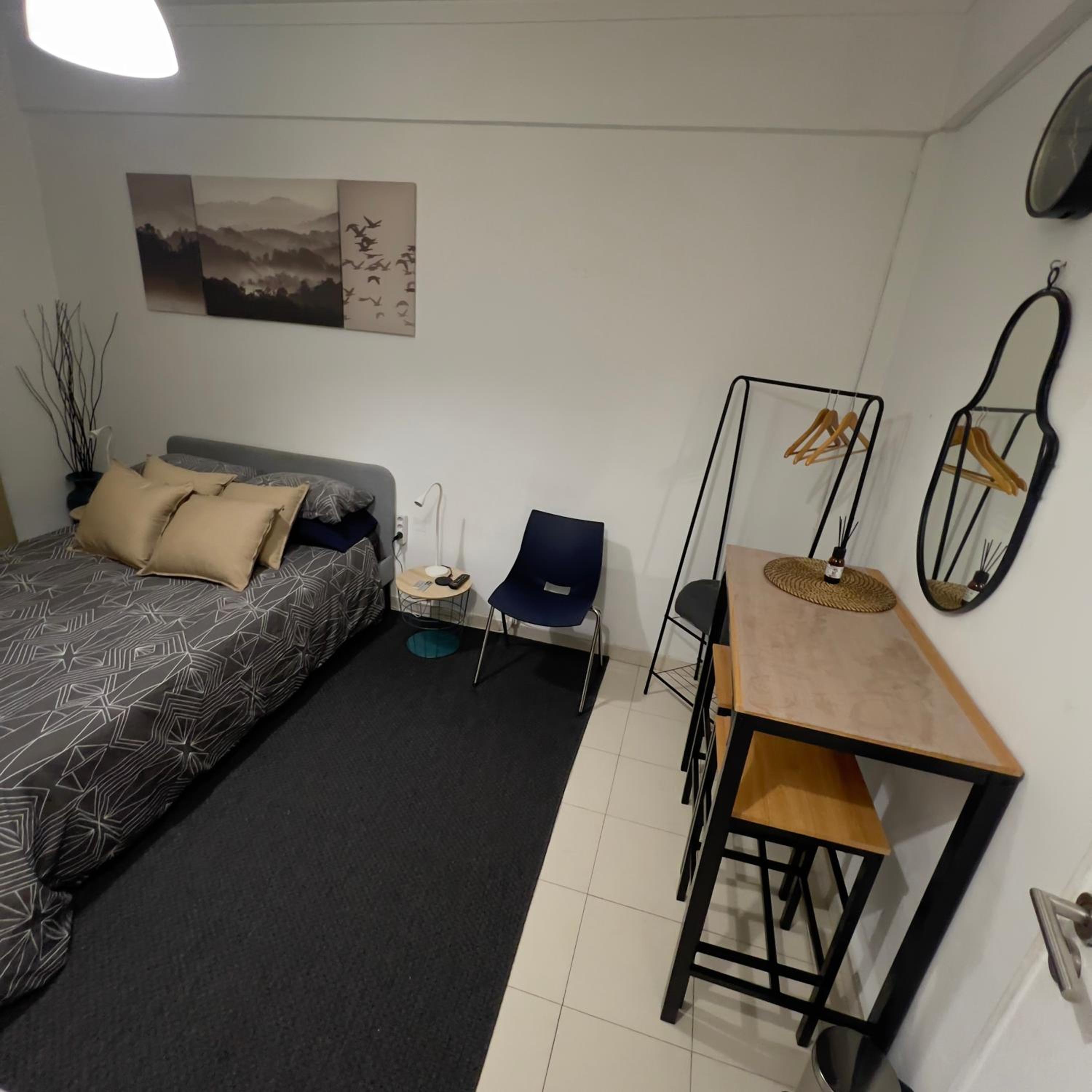 Large Double Room - Photo 2