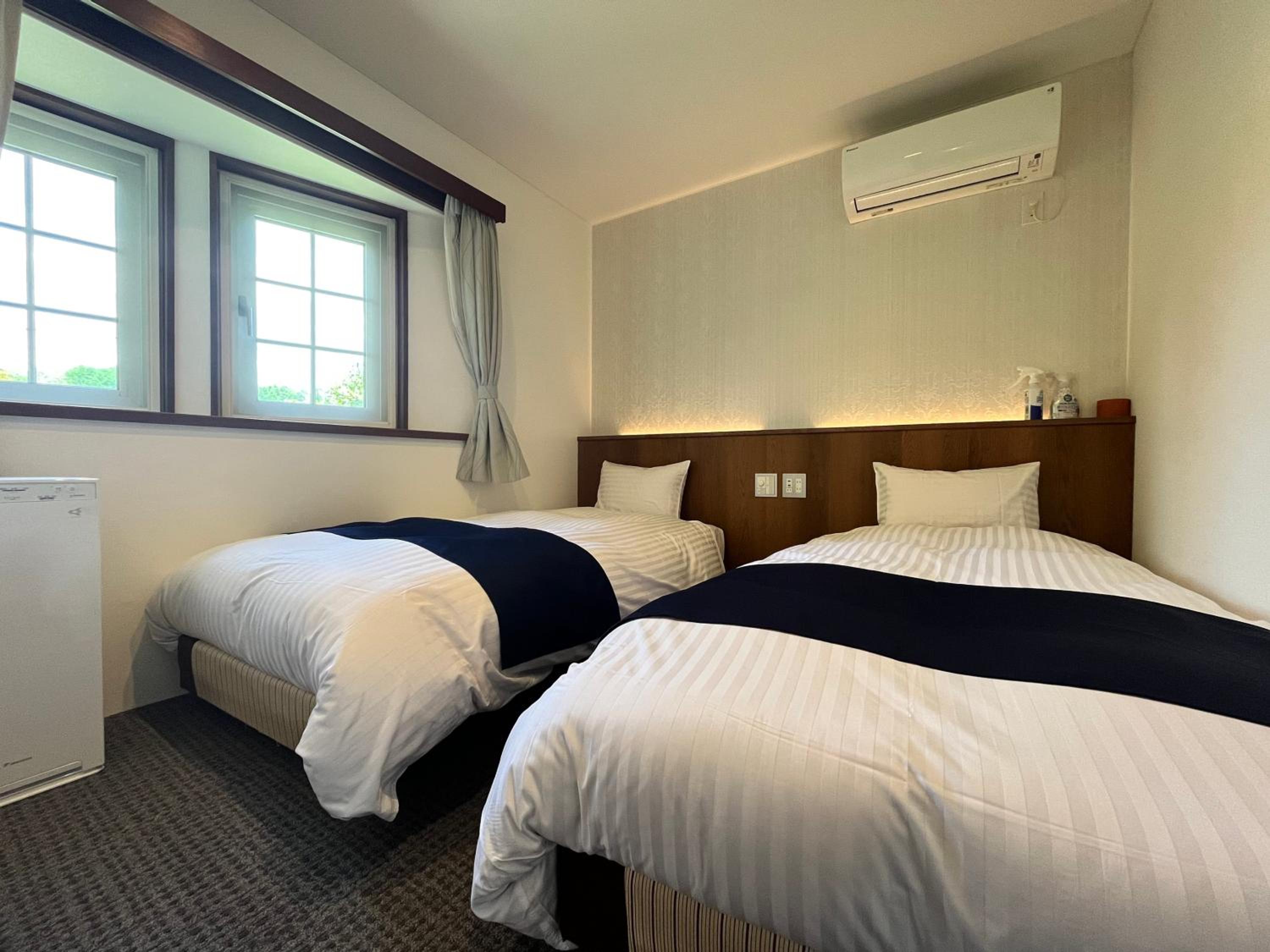 Standard Twin Room with Sofa photo 3