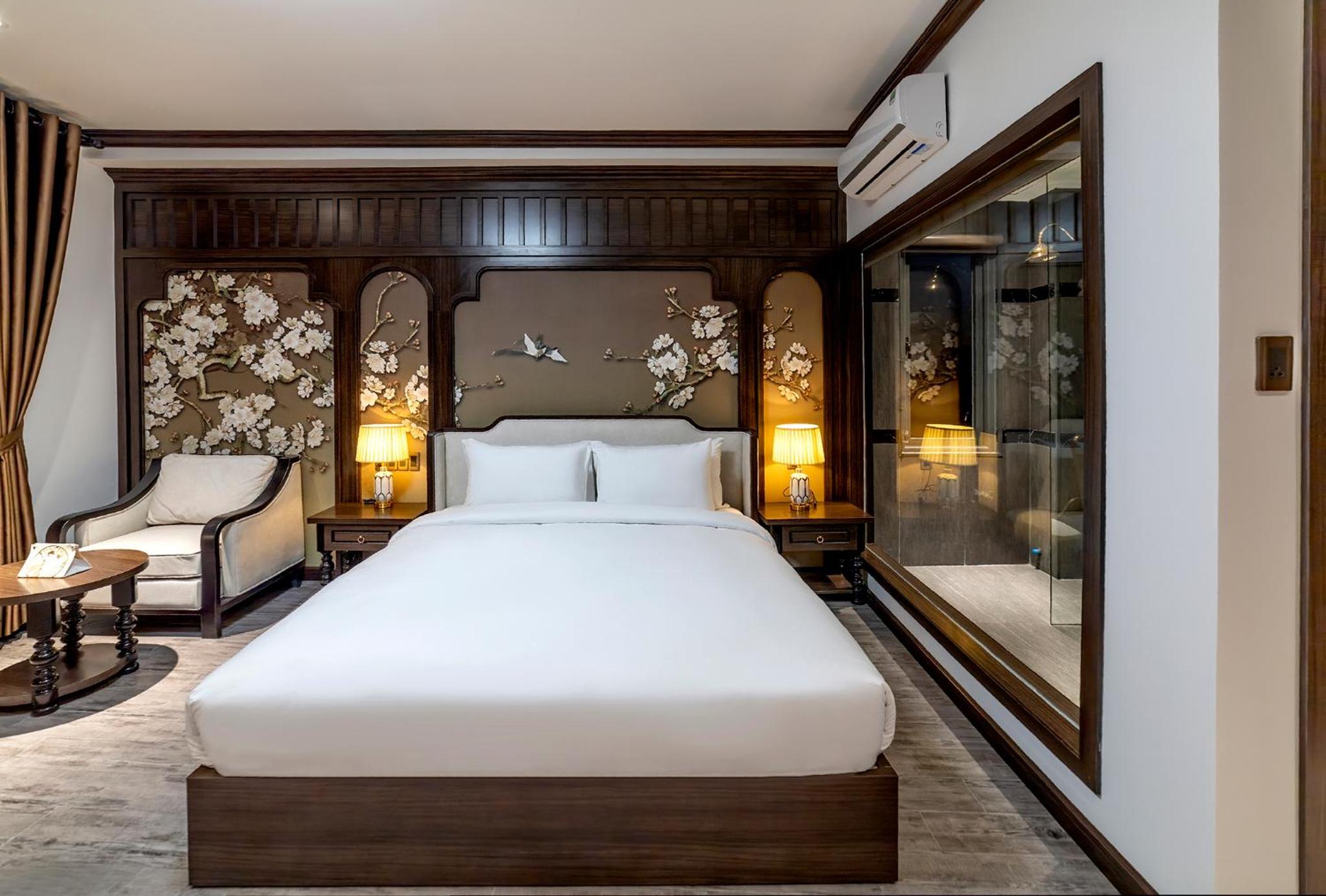 Deluxe Double Room with Balcony - Photo 6