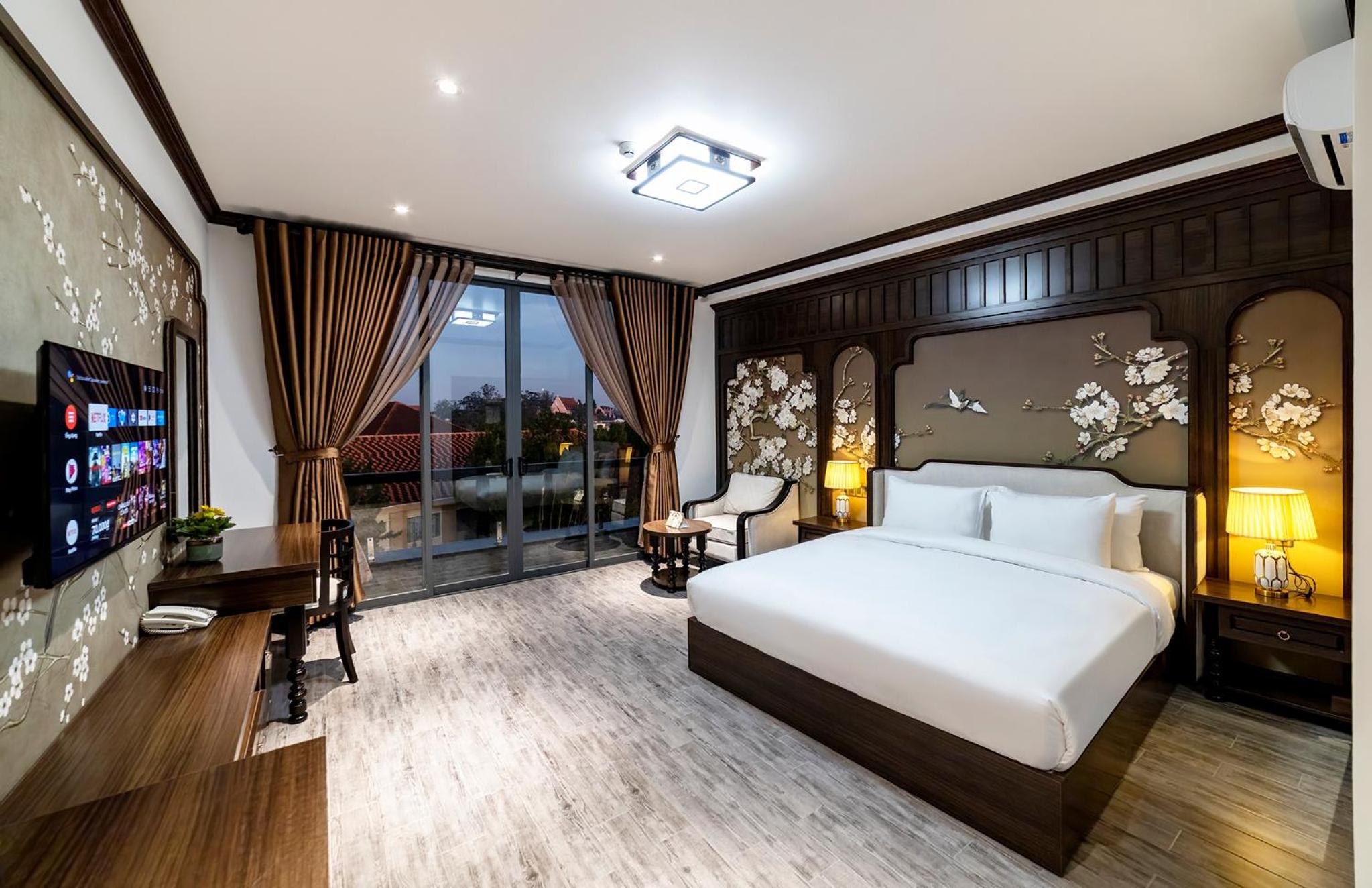 Deluxe Double Room with Balcony - Photo 7