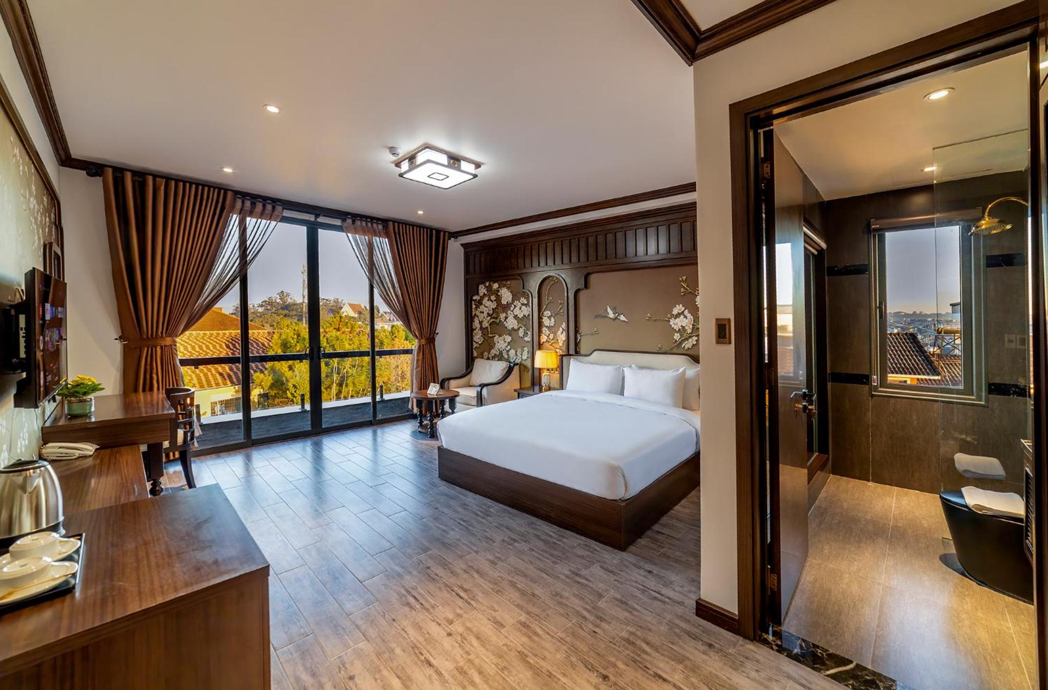 Deluxe Double Room with Balcony - Photo 5