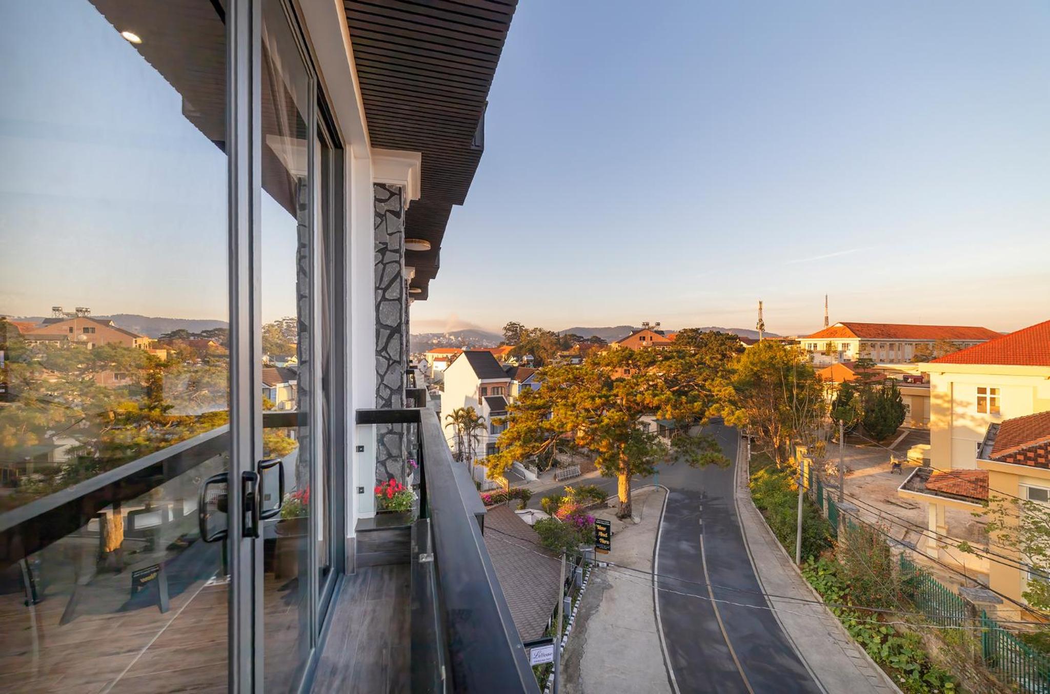 Deluxe Double Room with Balcony - Photo 8