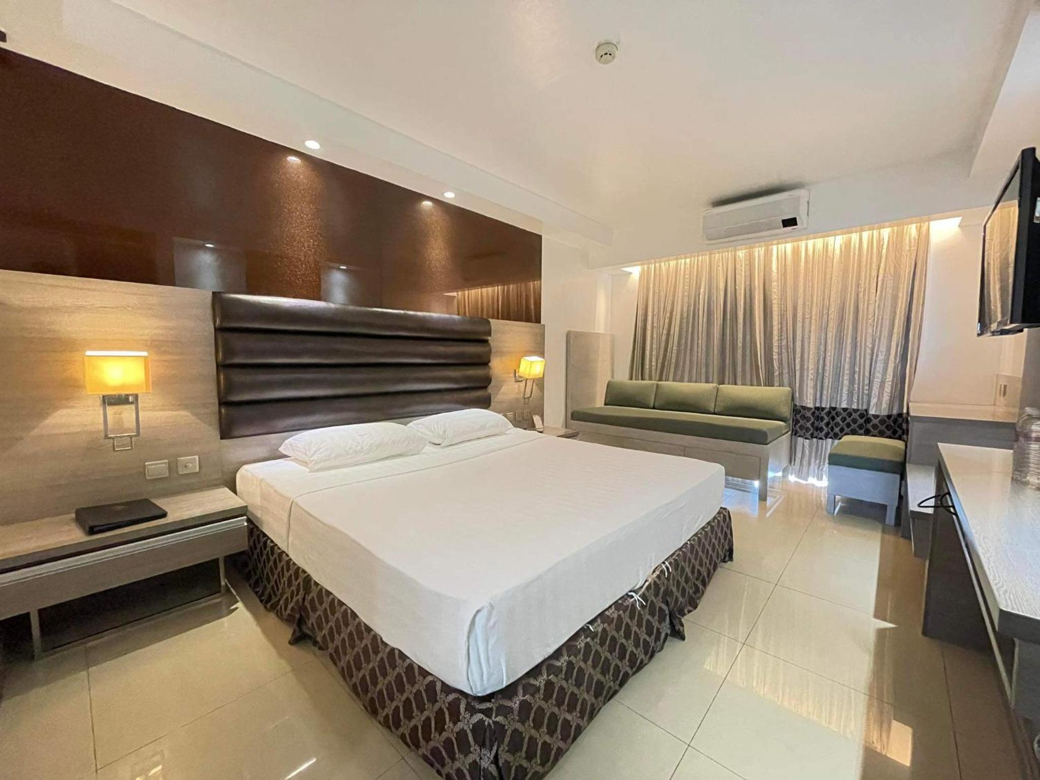 Deluxe King Room - Photo 6