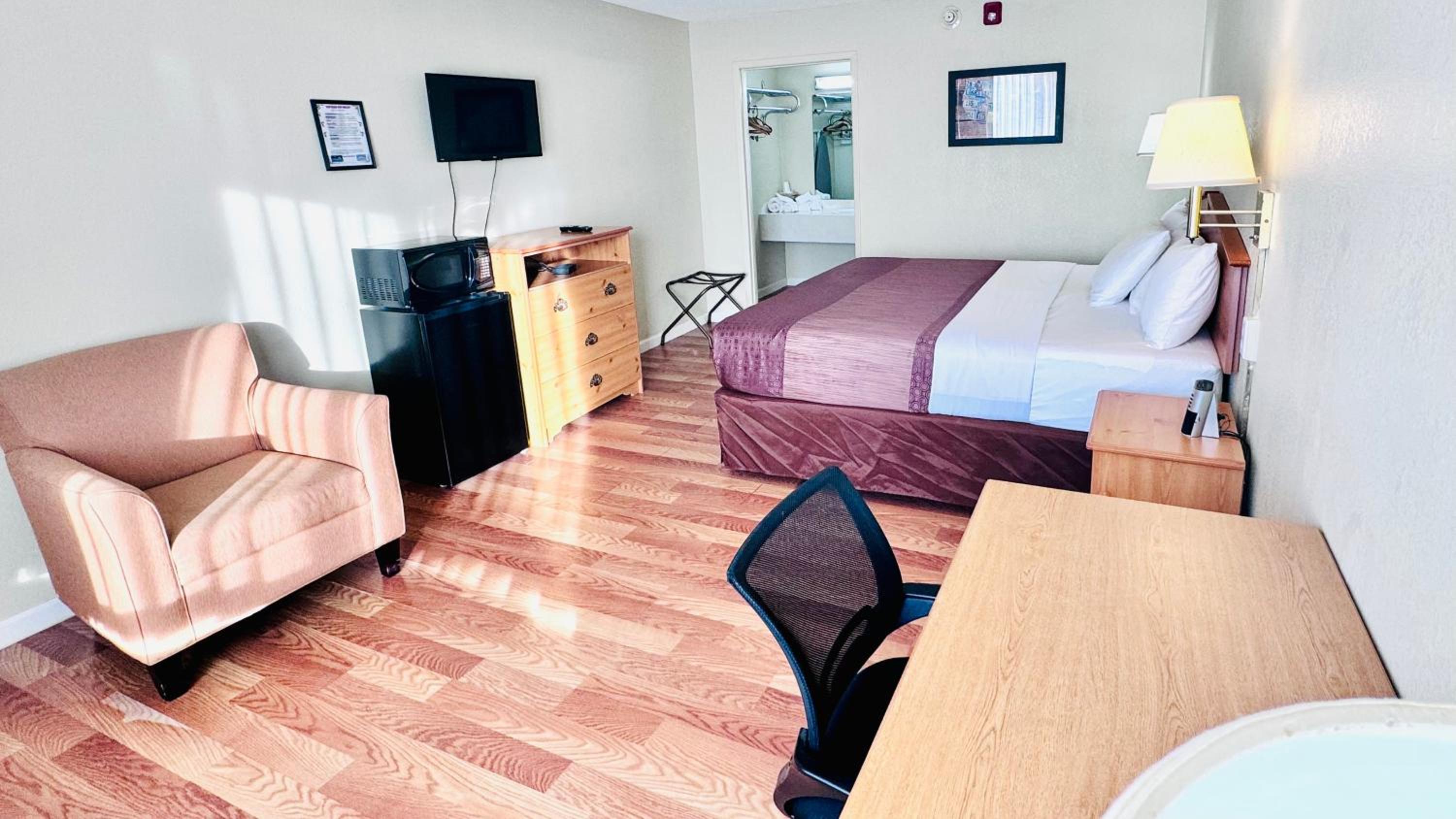 King Room - Non-Smoking - Photo 1