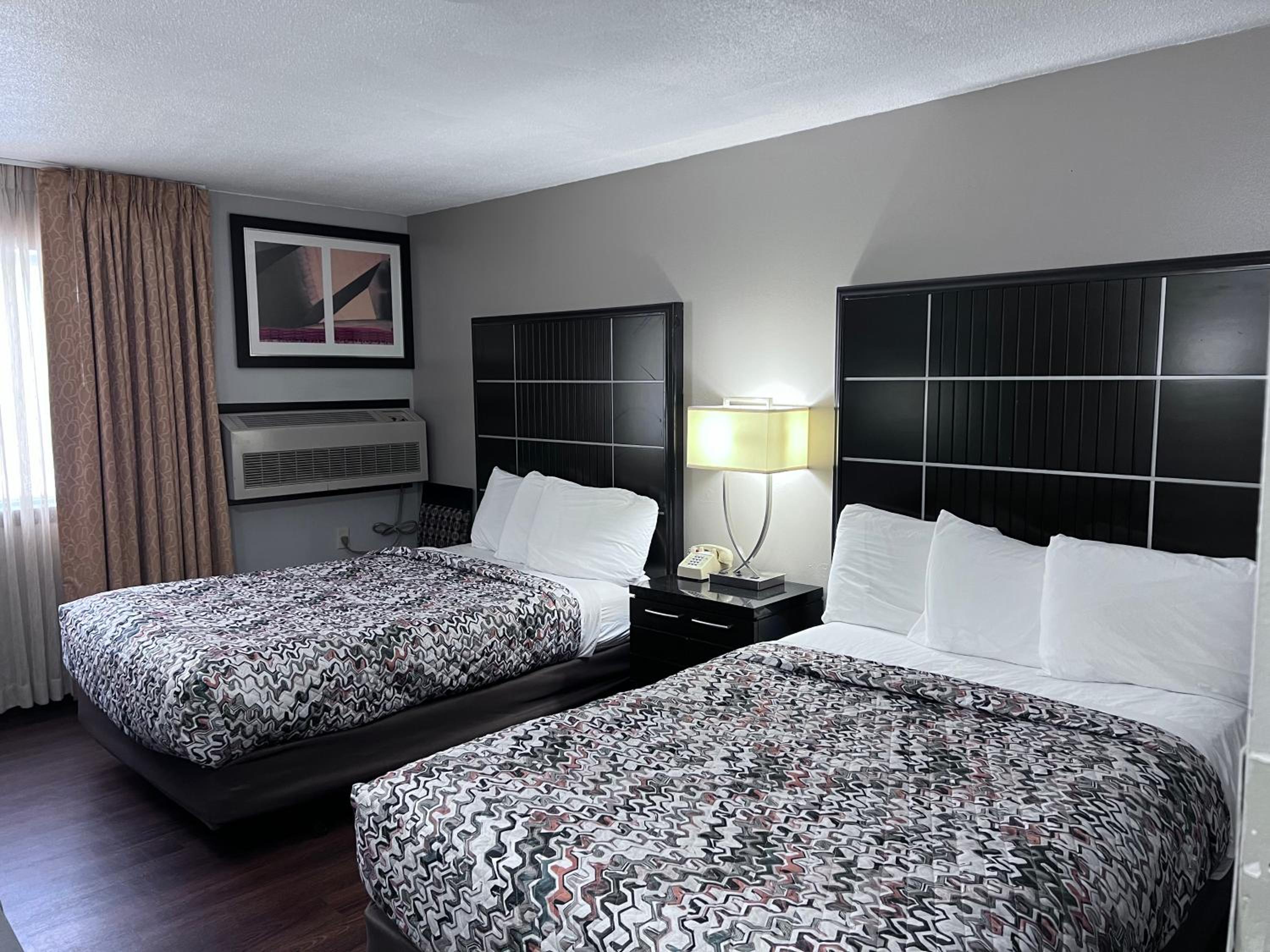 Double Room with Two Double Beds - Photo 2