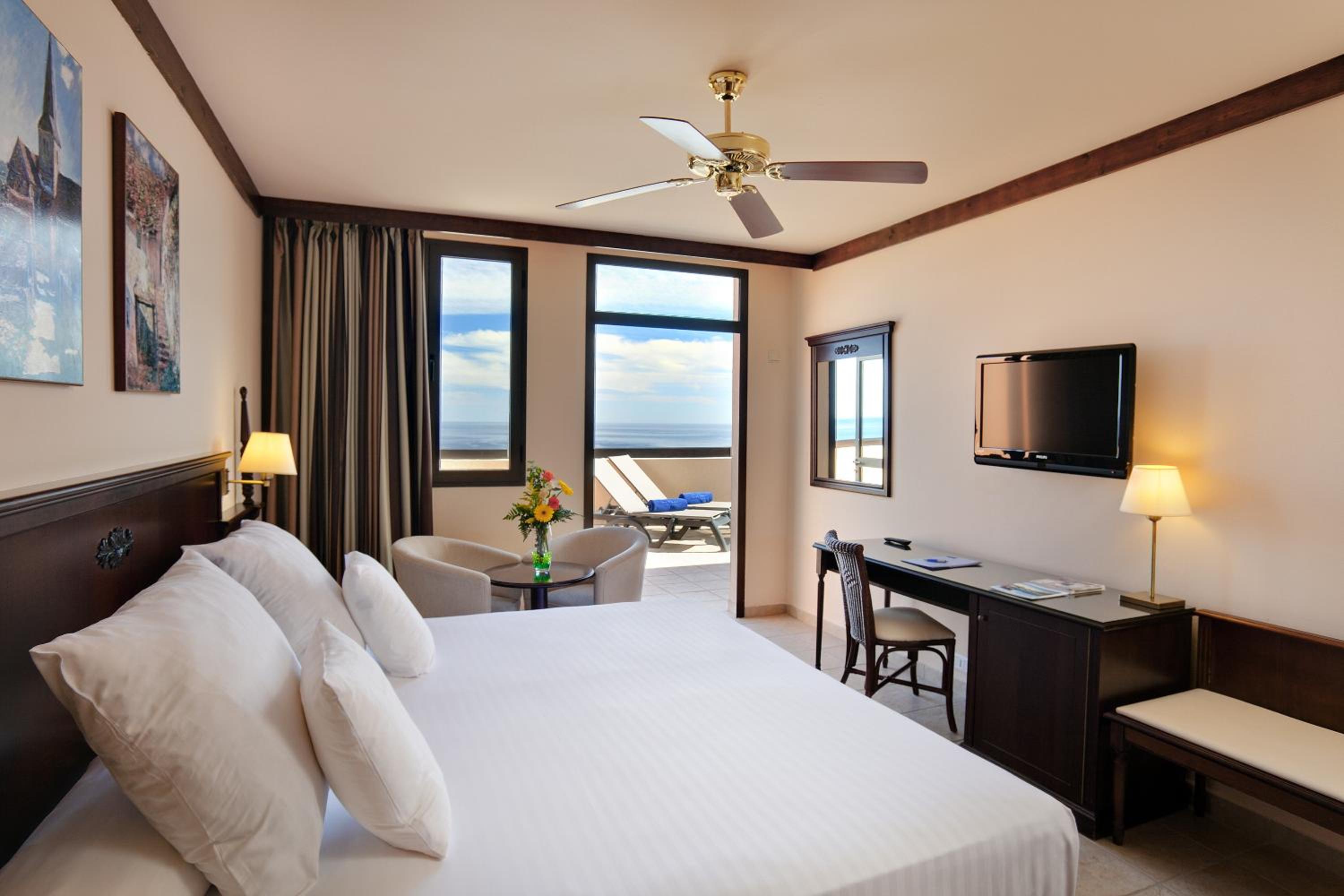 Deluxe Room with Sea View - Photo 3