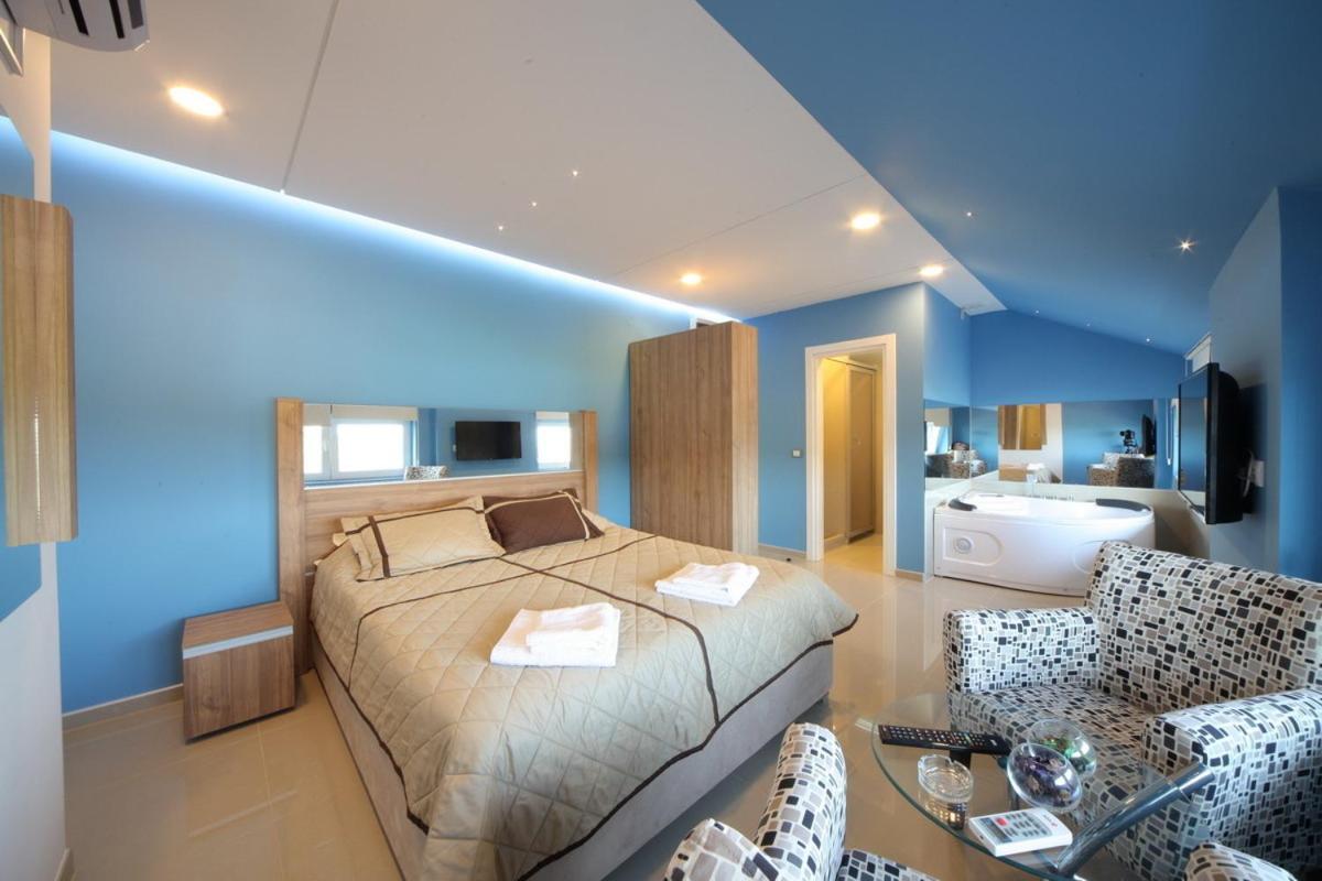 Deluxe Double Room with Bath photo 1