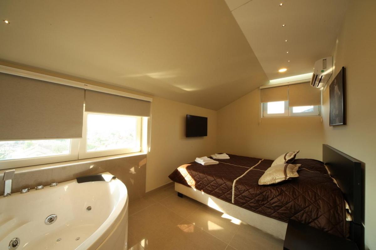 Deluxe Double Room with Bath photo 3
