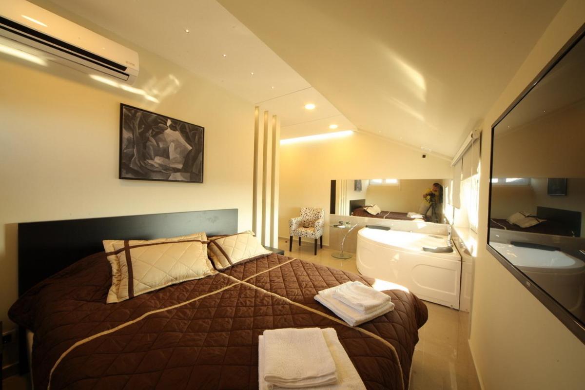Deluxe Double Room with Bath photo 2