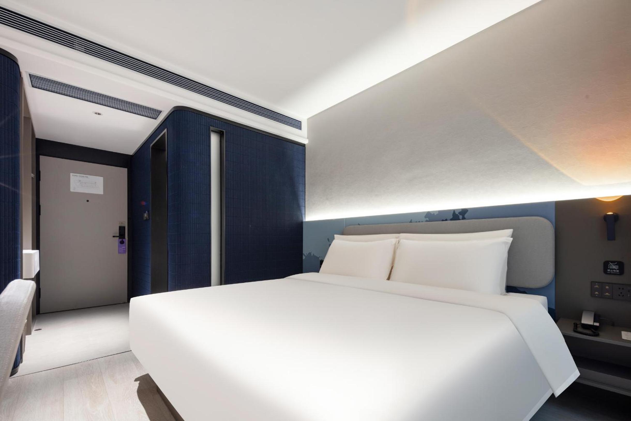 Light Double Room with Inner Window photo 1