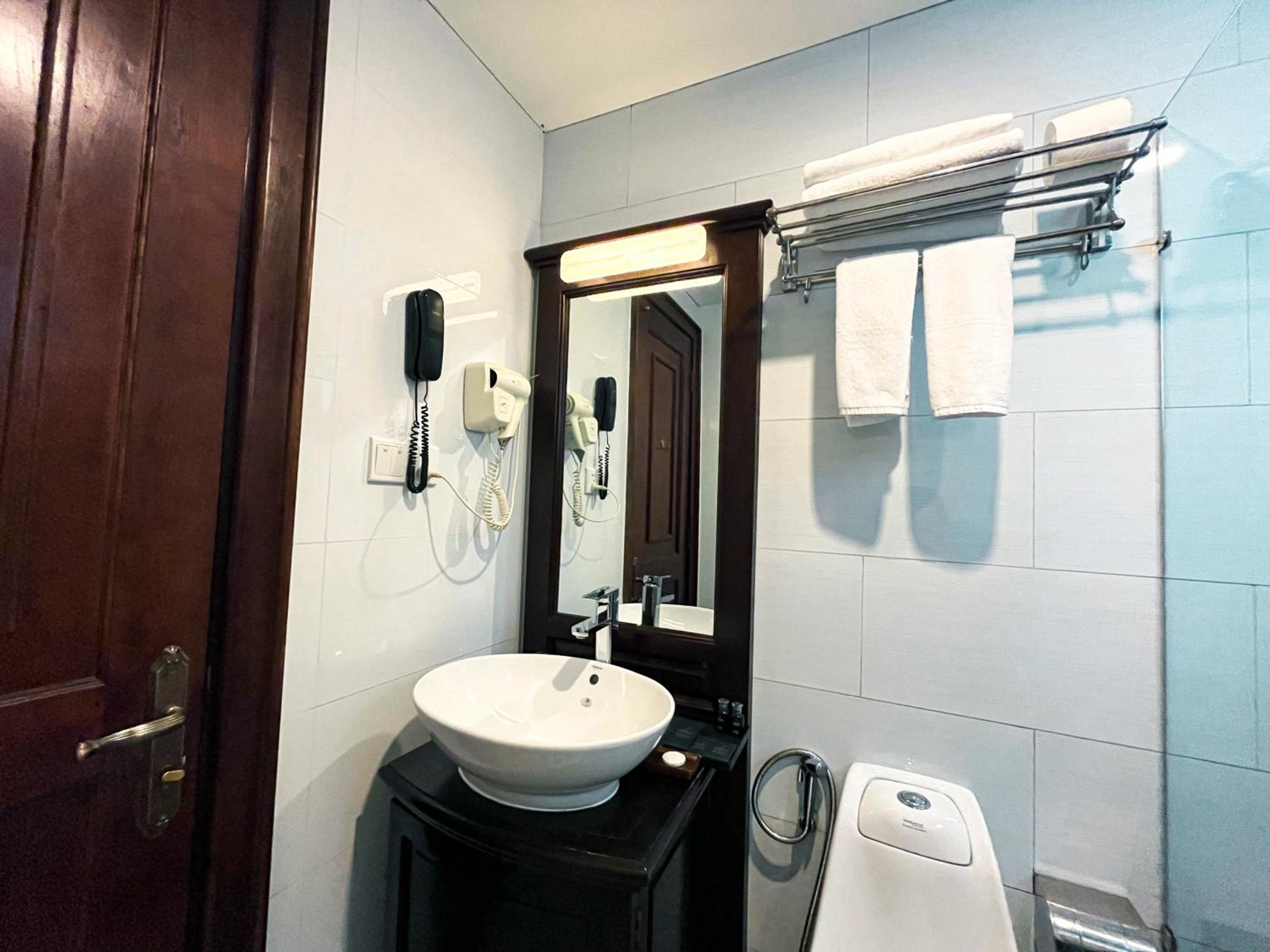 Superior Double Room No Window (Daily free Mini-bar & (1) time Afternoon Tea) — the supplier's photographs — photo 4