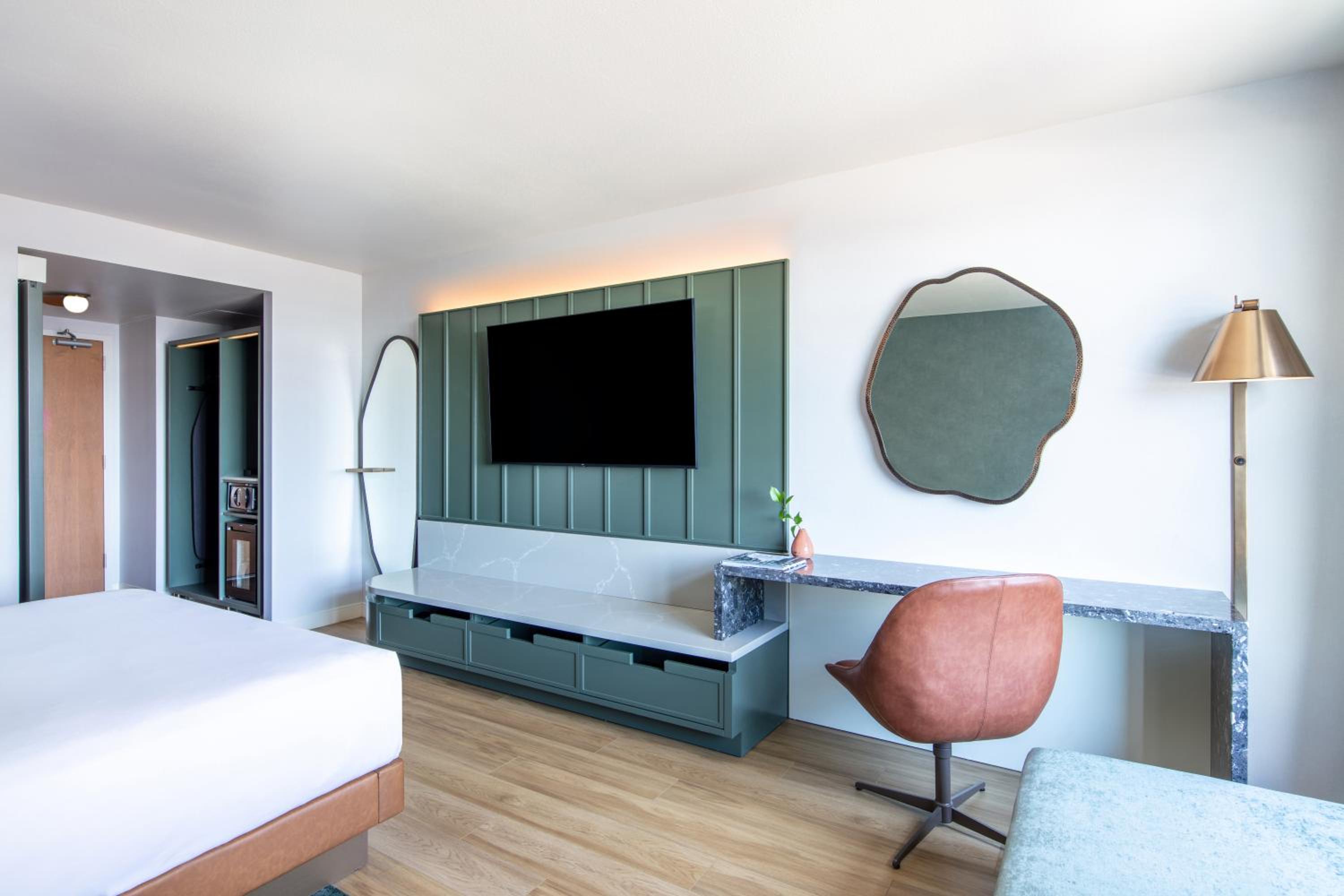 King Room with Bath Tub - Mobility Accessible