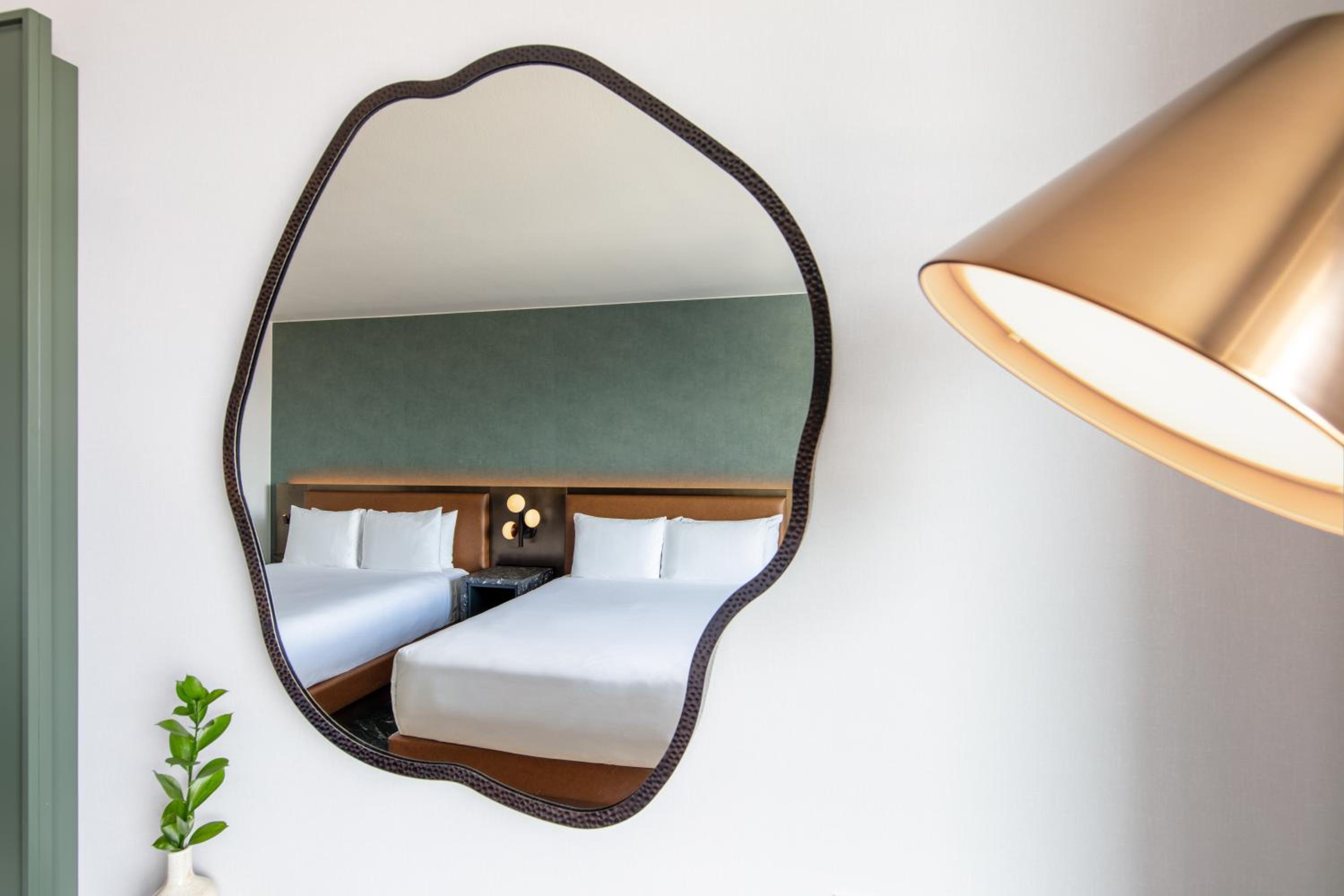 Queen Room with Two Queen Beds - High floor thumbnail 5