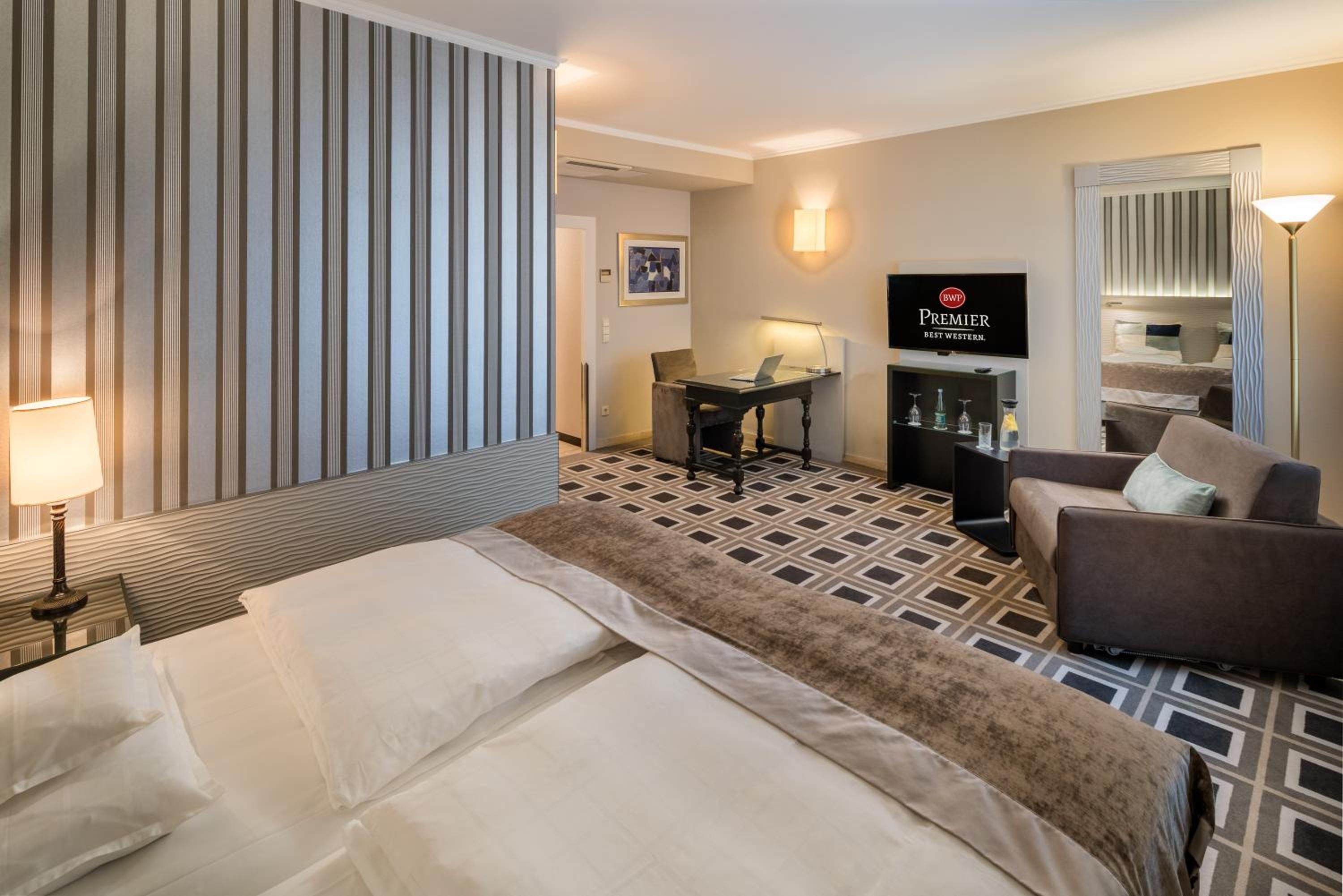 Deluxe Double Room - Photo 16