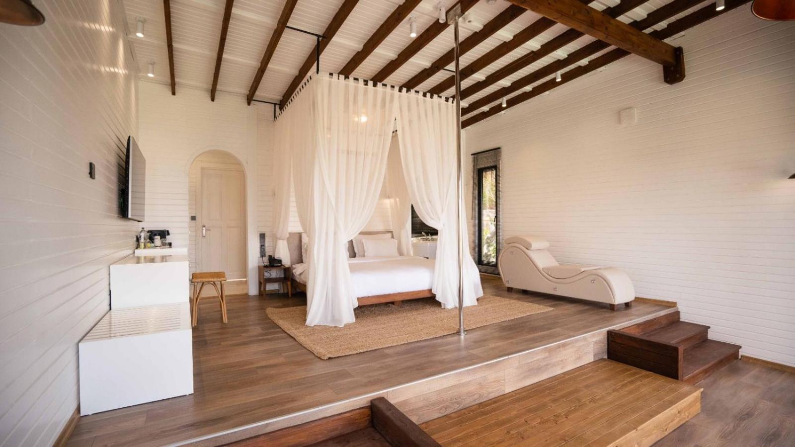 Villa with Private Pool - Photo 1