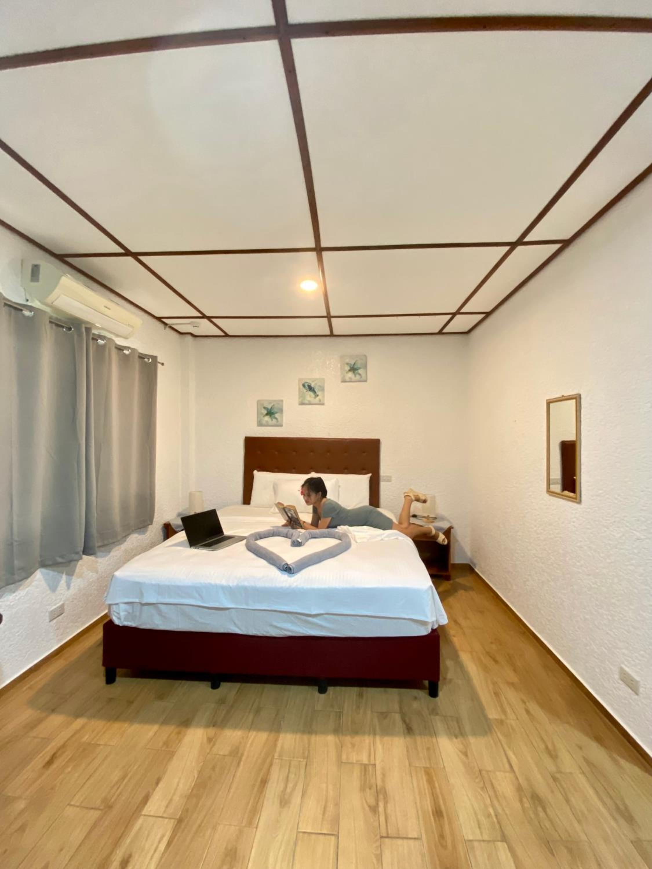 Standard Queen Room - Photo 8