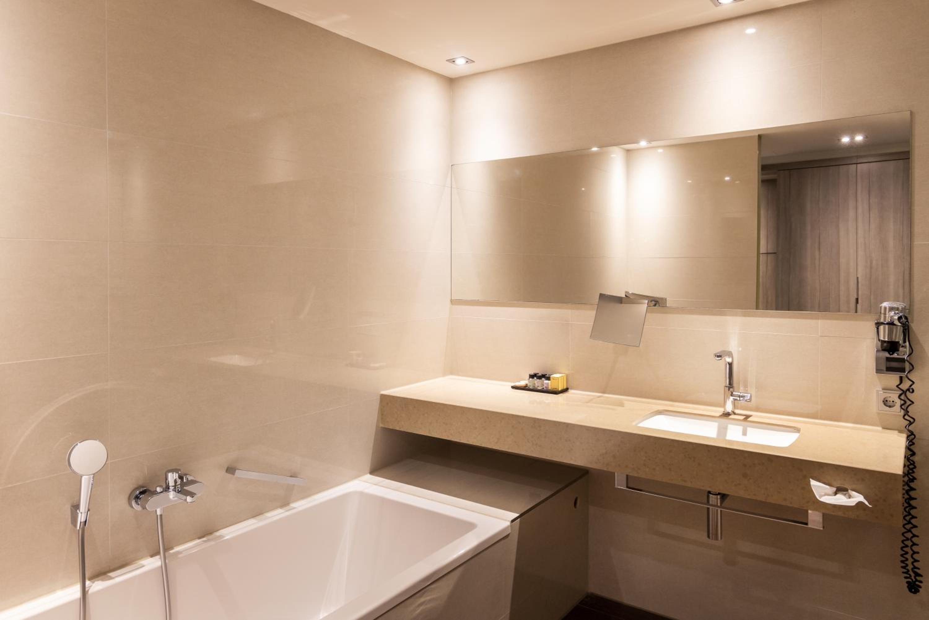 Superior King Room - Photo 3